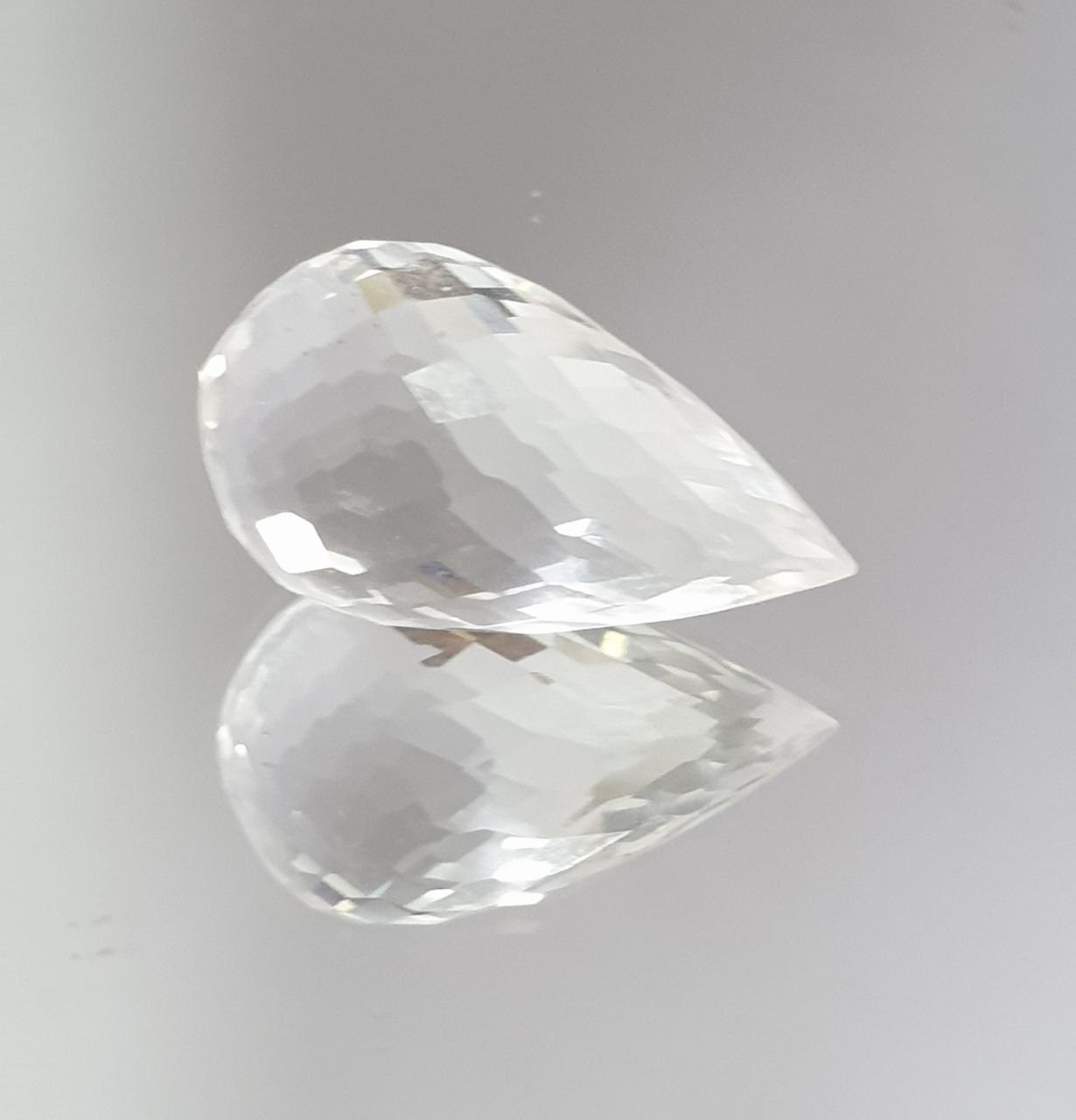 Pendentif goutte à facettes en quartz cristal de roche naturel (non percé) 20 x 12 mm (17,3 ct)