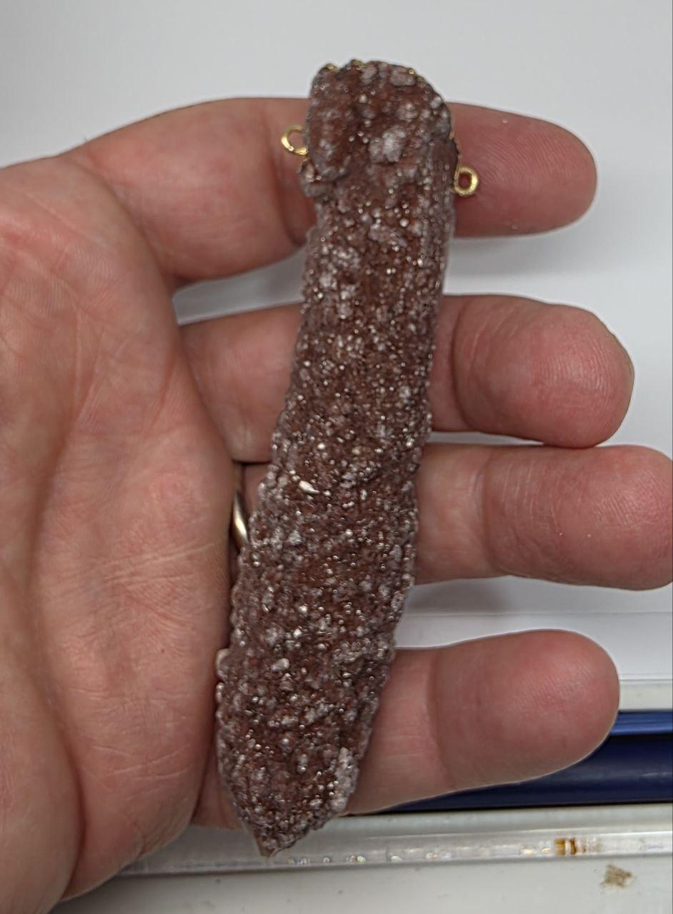 Colgante de cuarzo cristal de roca rojo blanco crudo chapado en oro de 95 x 17 mm