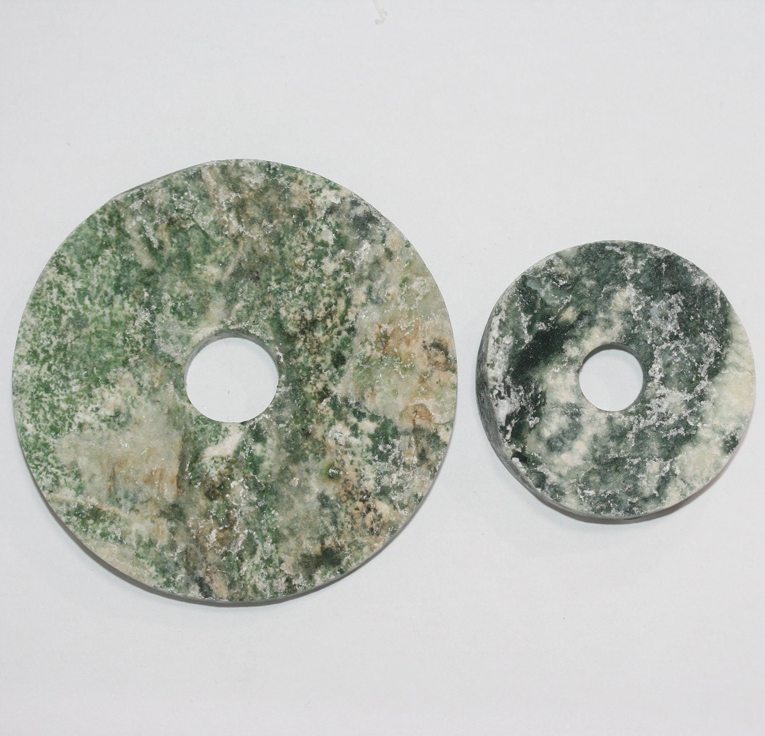 Pendentif en jaspe vert non poli, environ 50 à 80 mm.