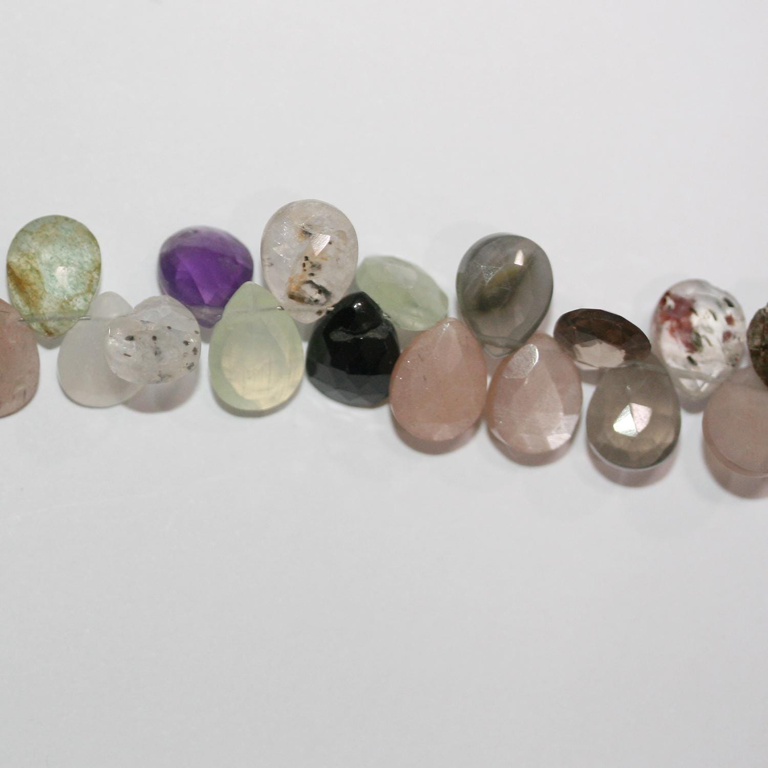 Perles en forme de goutte à facettes en pierre multiple de 8 pouces (environ 9 x 7 mm). Longueur du fil : 20 cm.