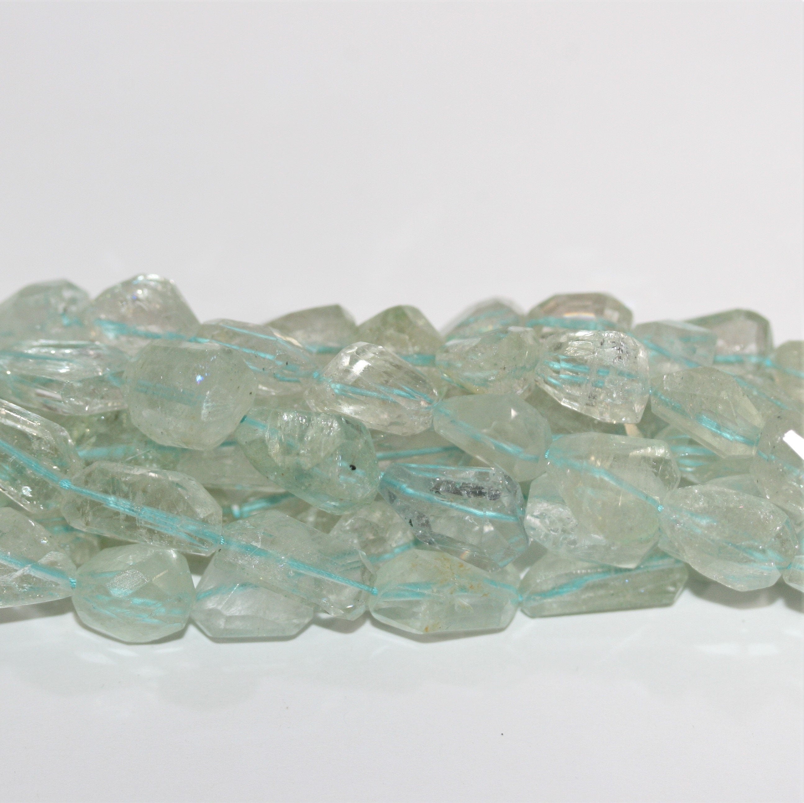 Pépite d'aigue-marine irrégulière à facettes de 15 pouces - Fil de 39 cm.