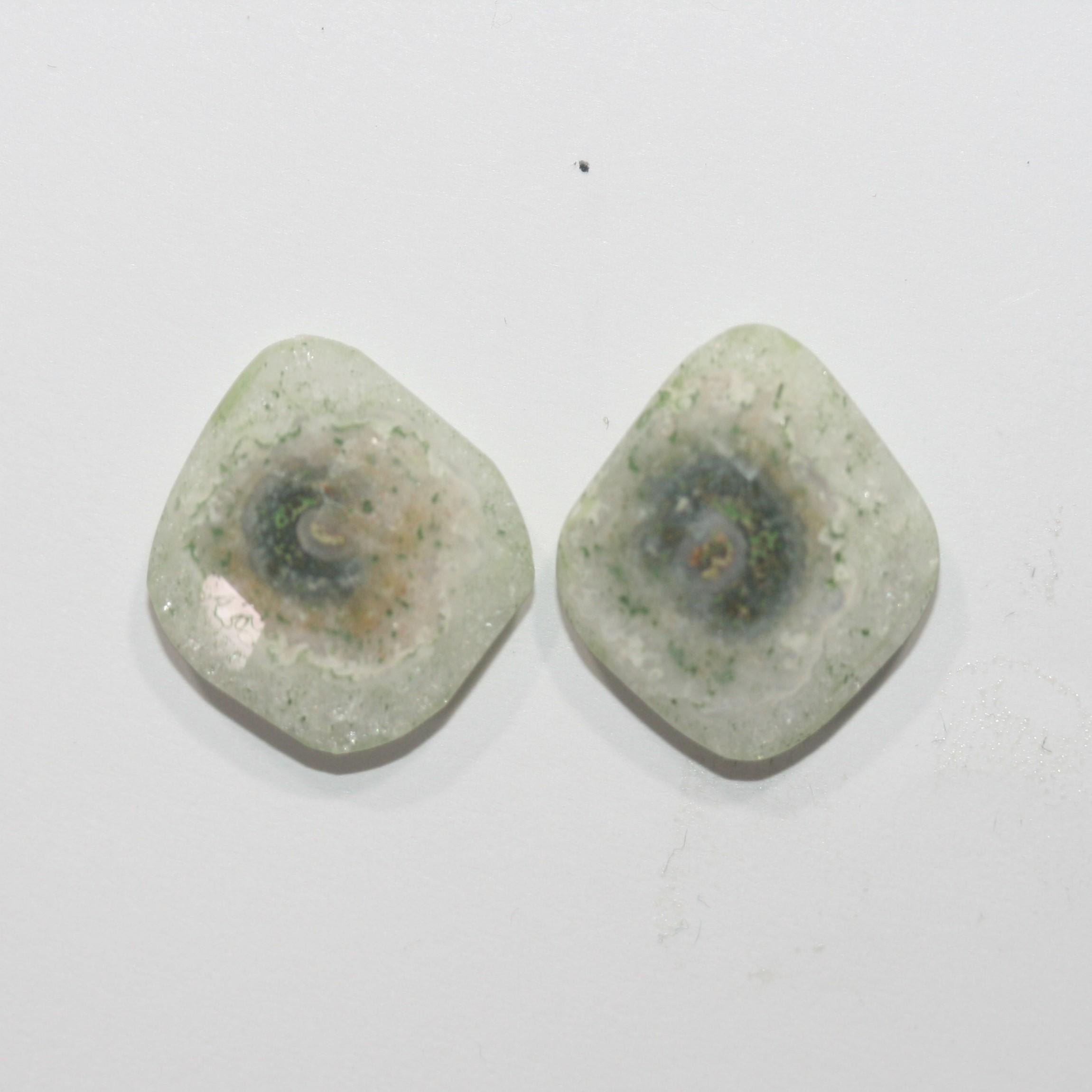 Pièce unique. Paire de quartz solaire 19 x 17,5 mm pour pendentif ou bijou, ou pendentif sans trou.