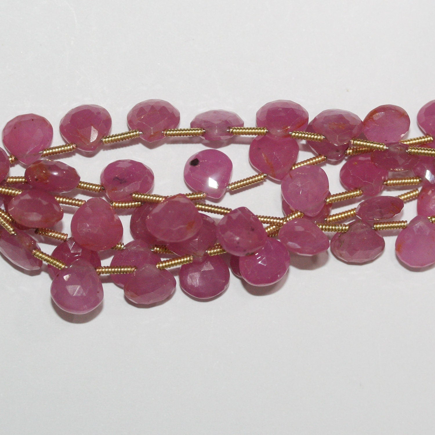 Perles en saphir rose St de taille dégradée, en forme de goutte, de 5 à 7 mm. Longueur approximative du fil : 21 cm.
