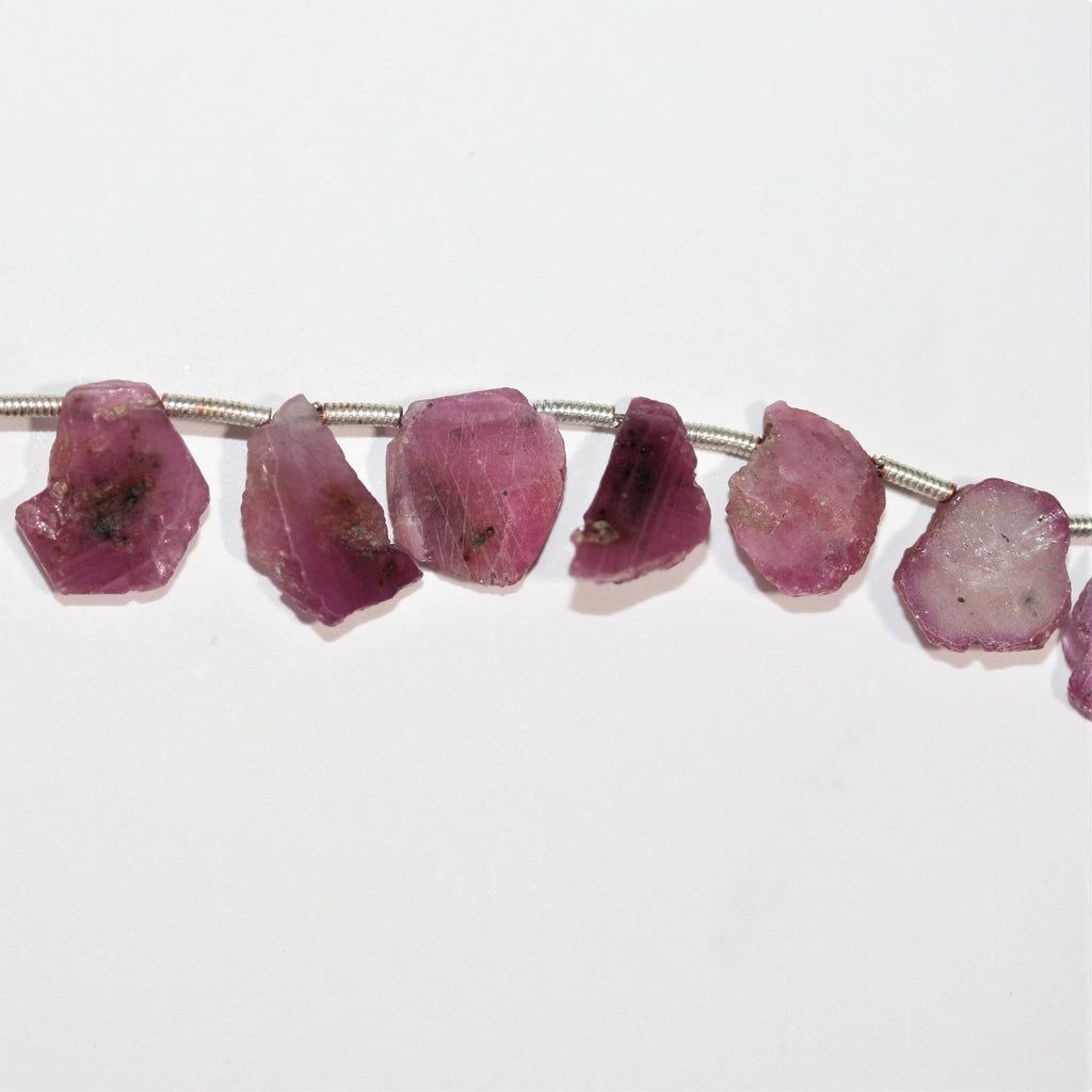 Perles de rubis plates irrégulières de 8 pouces (7-11 mm). Longueur du fil : environ 20 cm.