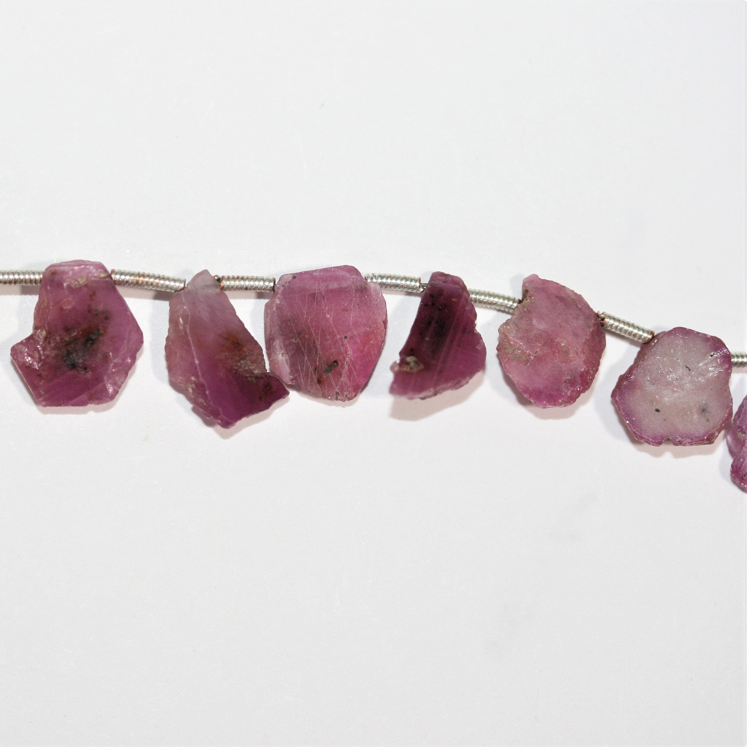 Perles de rubis plates irrégulières de 8 pouces (7-11 mm). Longueur du fil : environ 20 cm.