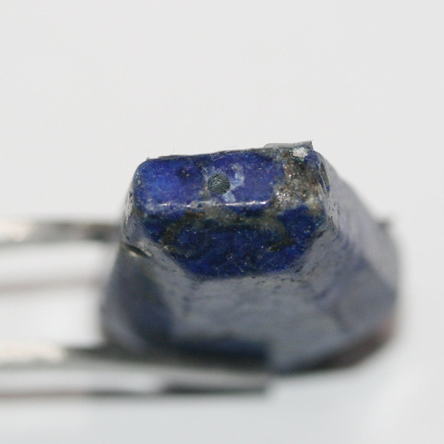 Pendentif hexagonal à facettes en lapis-lazuli, demi-percé, 31 x 22 mm (1 pièce).