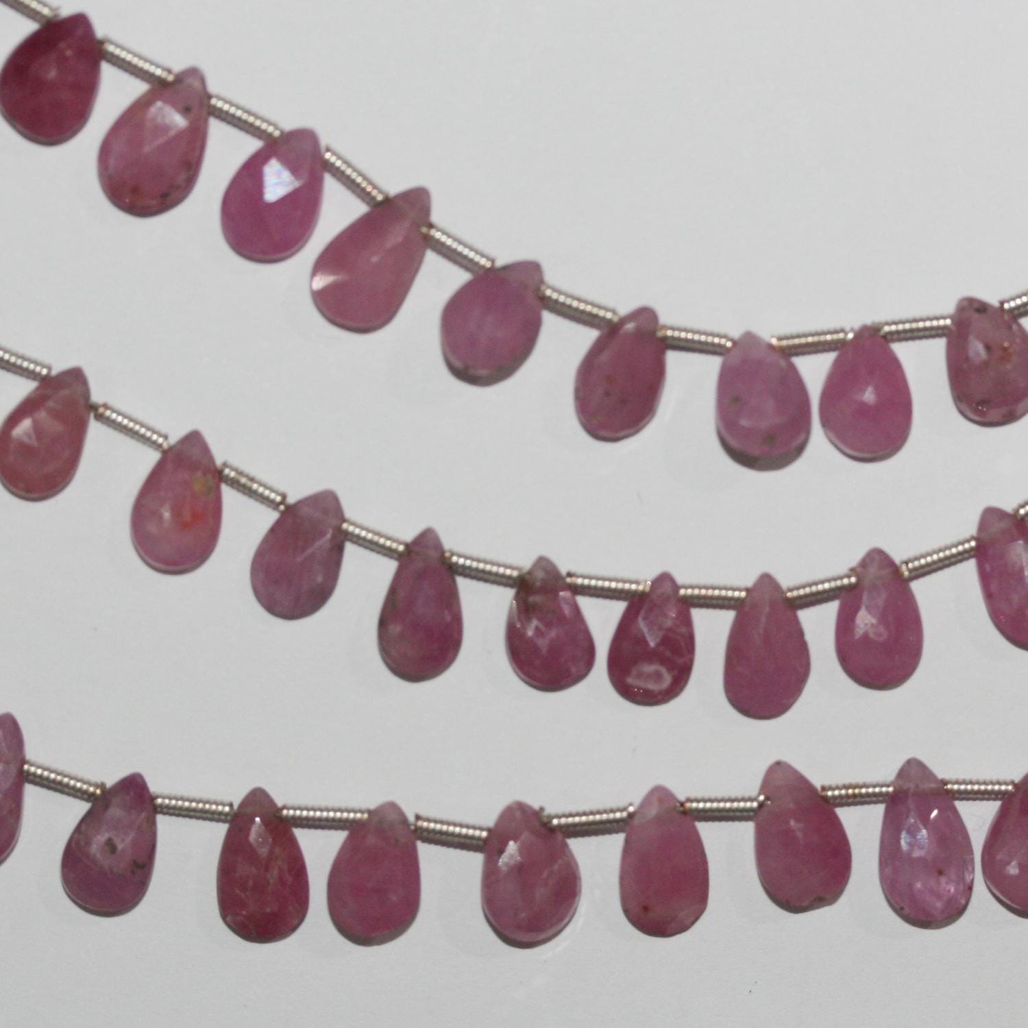 Perles en saphir rose facettées en forme de goutte, 8 pouces (environ 21 cm), 9 x 6 mm. Longueur du fil : environ 21 cm.