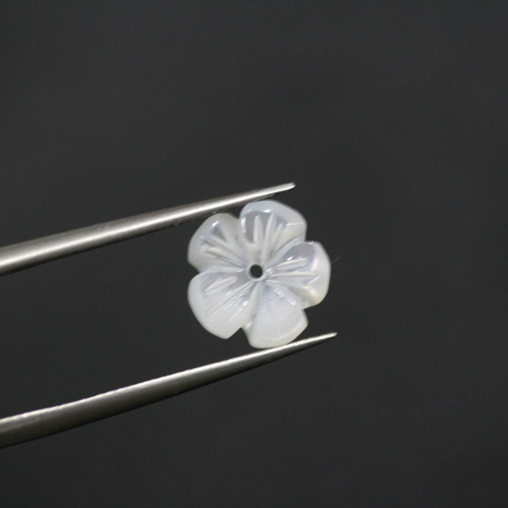 Pendentif en nacre sculptée en forme de fleur, 10 mm (5 paires). Réf. 14829