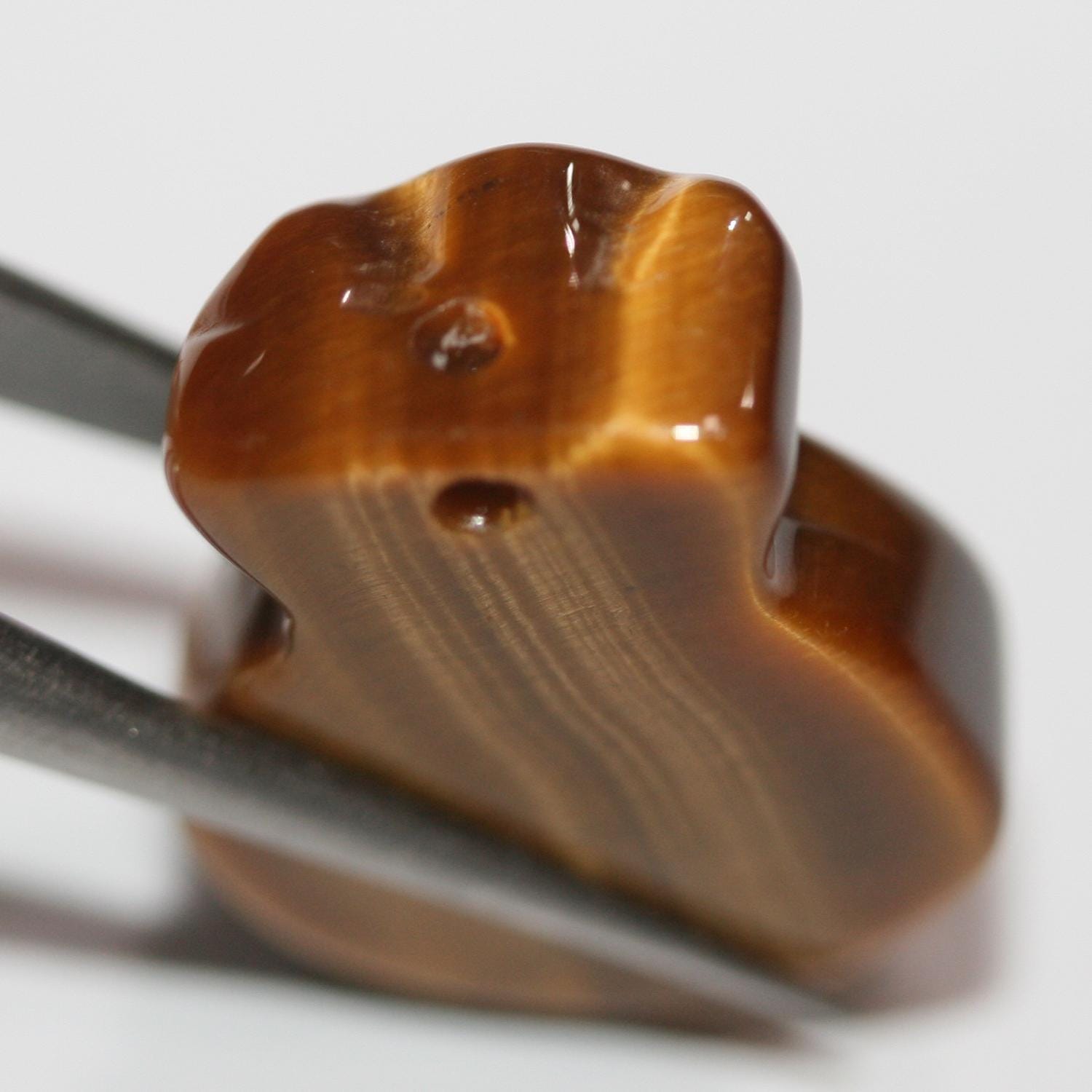 Pendentif œil de tigre sculpté 24x18mm