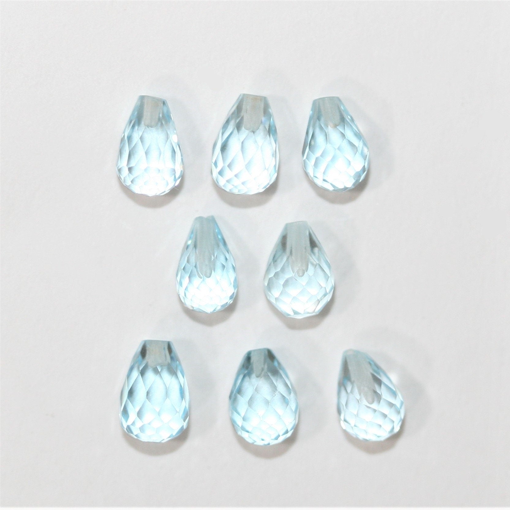 Lot de 8 topazes Sky demi-percées à facettes en forme de goutte, 6 x 4 mm.