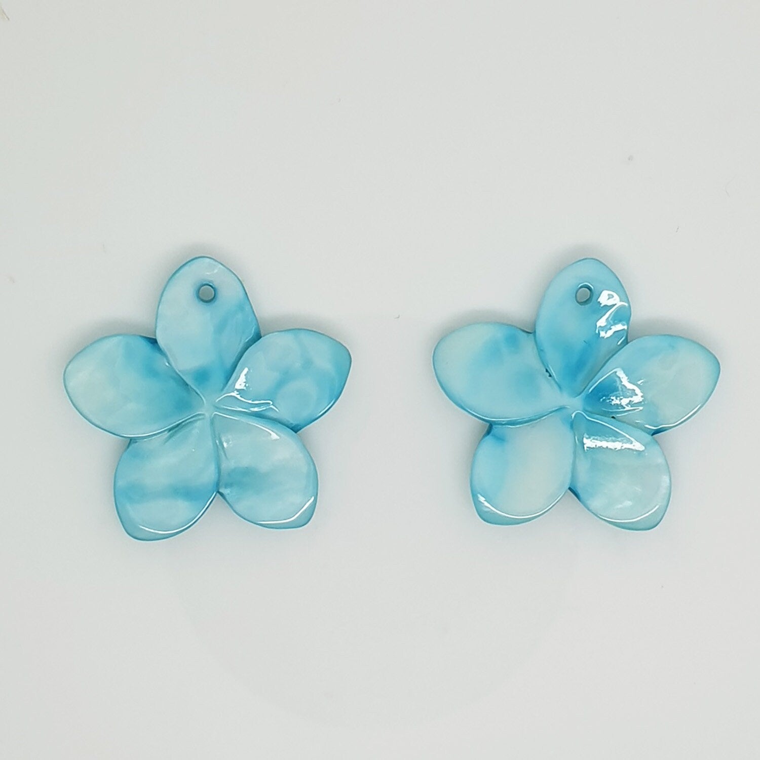 Pendentif fleur en nacre 27 mm (1 paire)