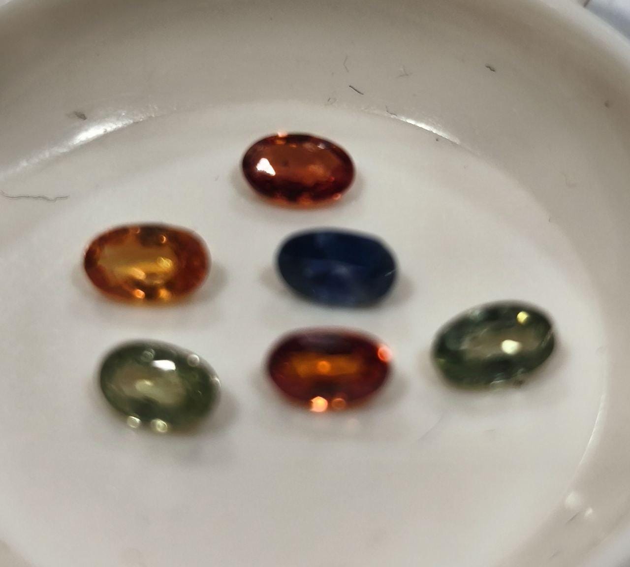 Lote de 6 zafiros multiformatos naturales ovalados de 5 x 3 mm (azul, rojo, amarillo y verde). Piedras de alta calidad.