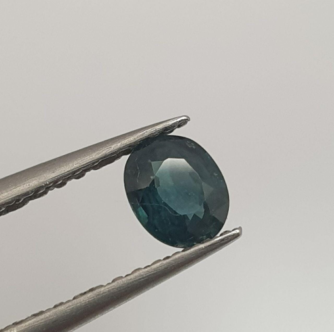 Saphir naturel bleu-vert, minuscule et magnifique, taille ovale 5 x 4 mm, 0,38 ct - Pierre précieuse naturelle - Prix de gros