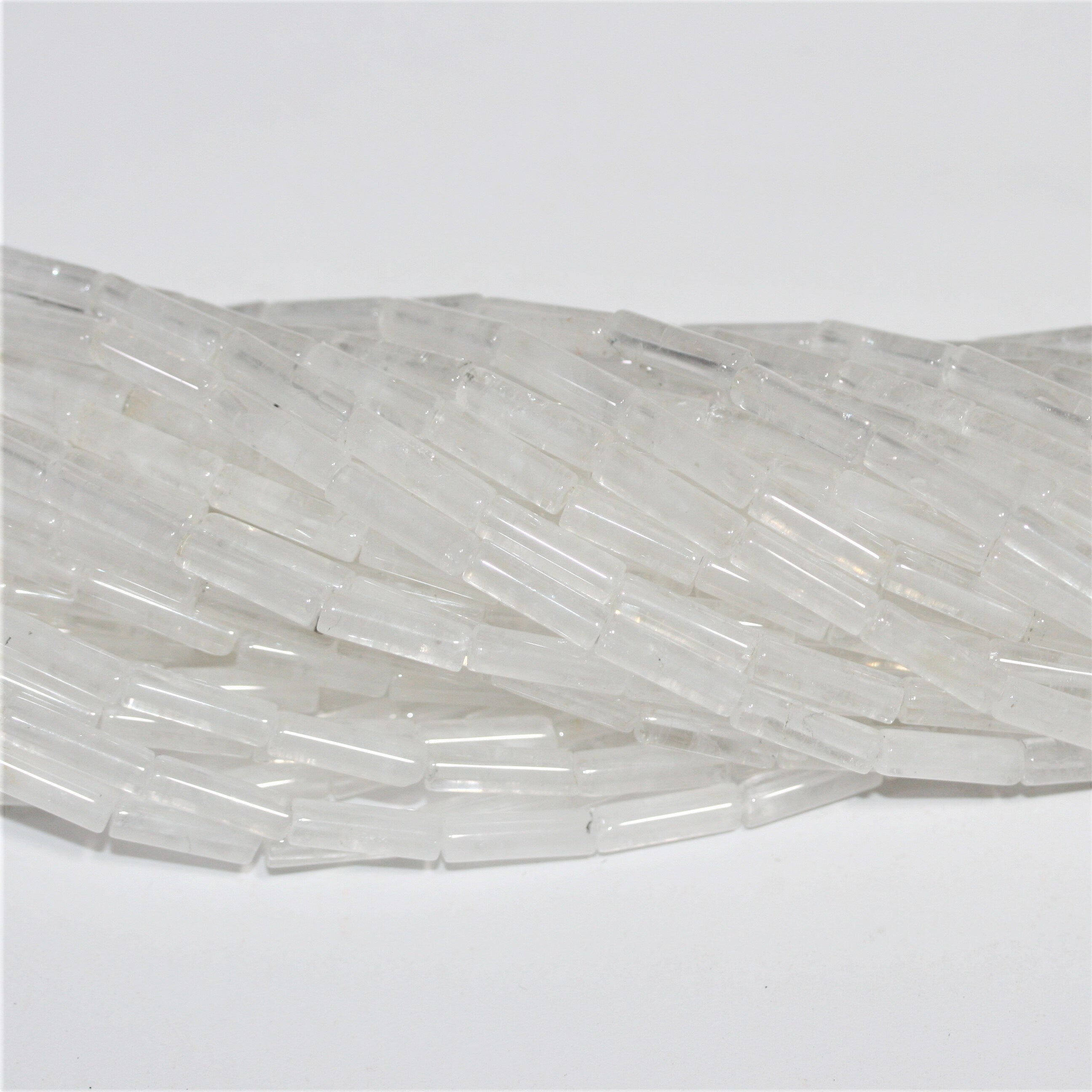 Perles tubulaires lisses en cristal de roche de 15 pouces, 13 x 4 mm. - Brin de 39 cm.