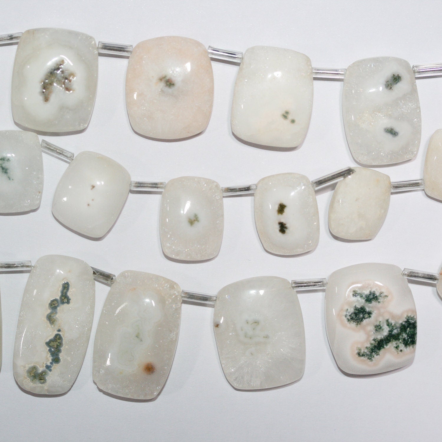 Perles rectangulaires plates en quartz solaire St 8" 18-28 mm environ - Fil de 20 cm.