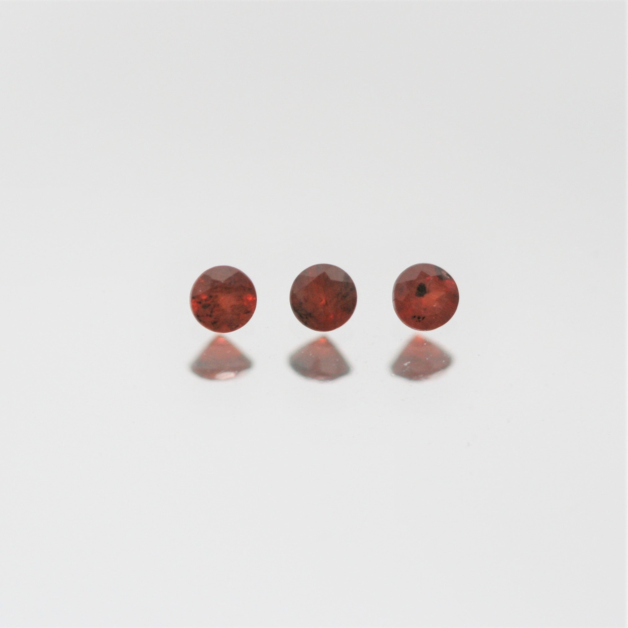 Lote de Granate Redondos Facetados de 1,7 mm - Lote de 2 Quilates