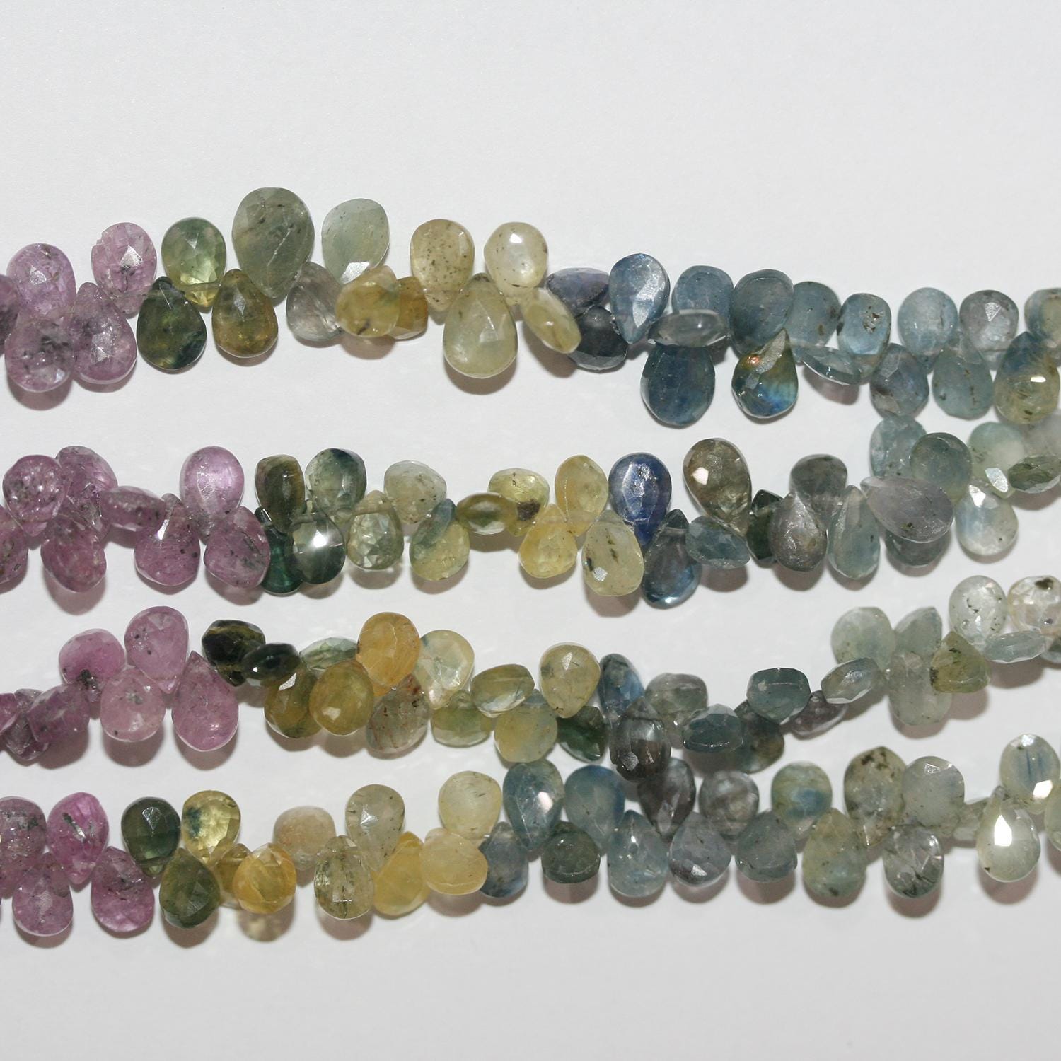 Perles en forme de goutte à facettes en saphir multicolore de 8 pouces (7 x 5 mm). Longueur du fil : environ 20 cm.