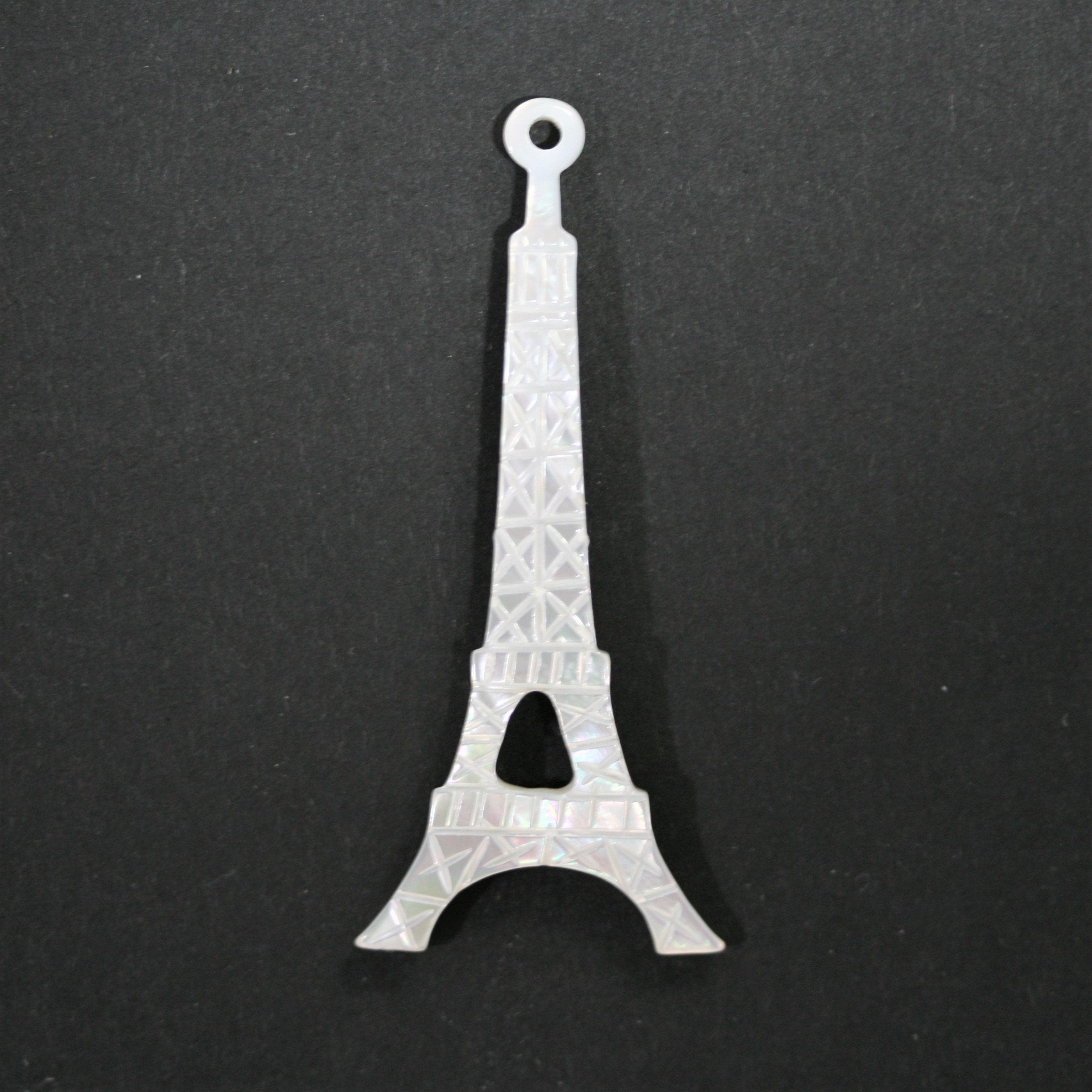 Pendentif Tour Eiffel en nacre 51x22mm.