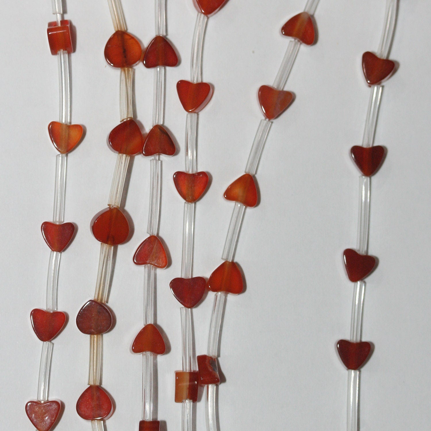 Perles plates lisses en cornaline de 15 pouces, en forme de cœur, de 4 à 5 mm. Fil de 39 cm.