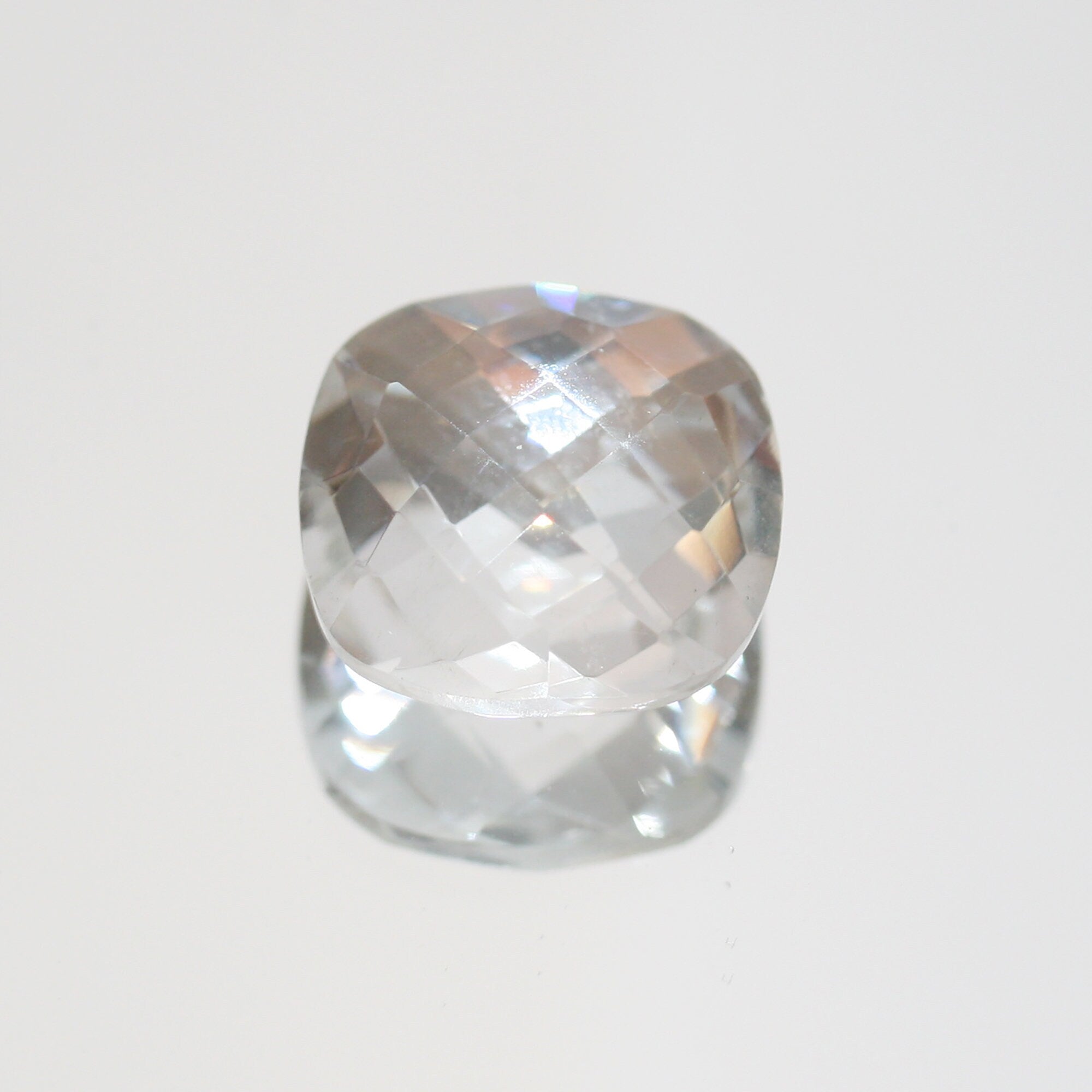 Quartz cristal de roche, taille coussin briolette à facettes carrées, 15 mm.