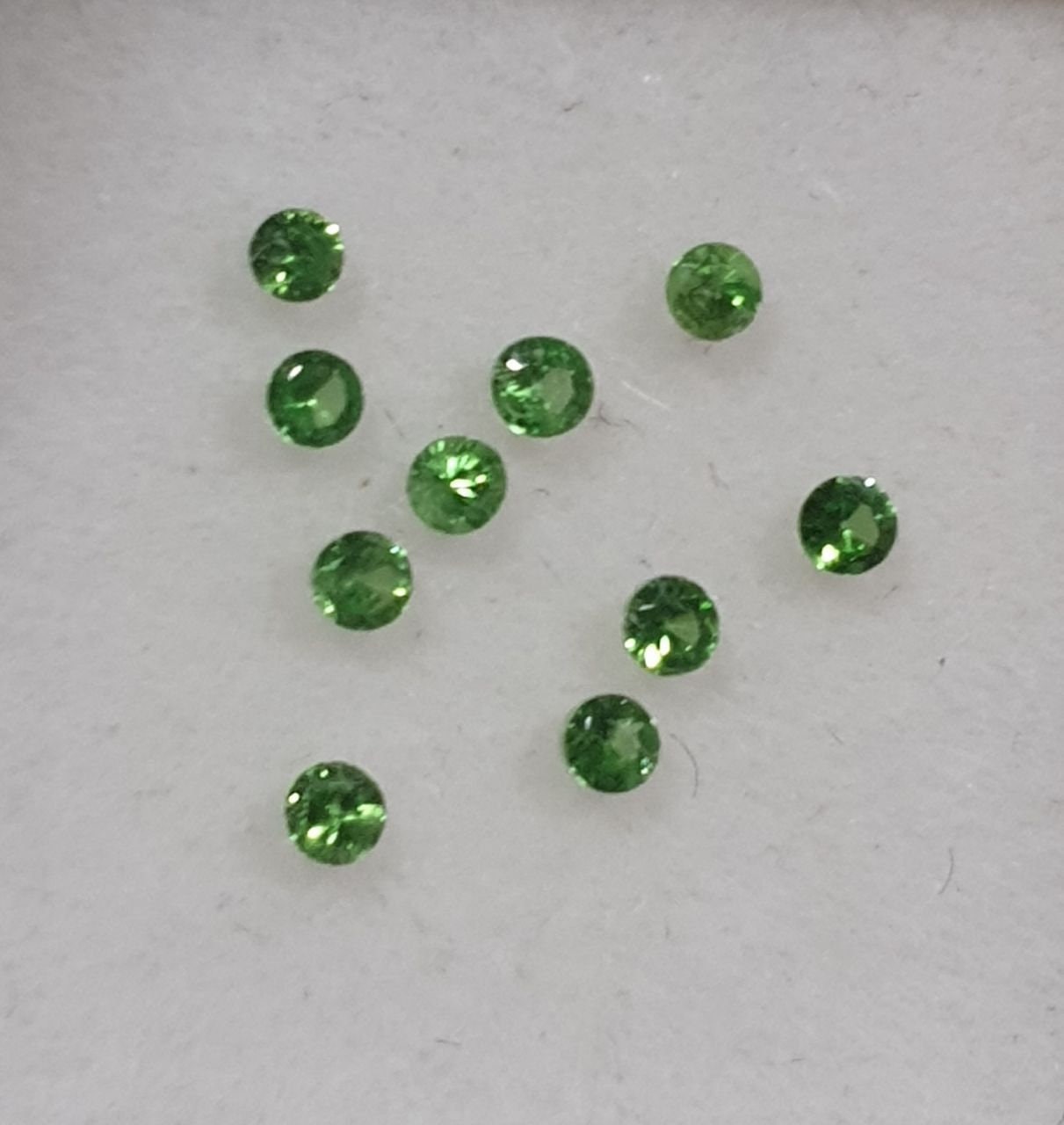 Lote de 10 granates tsavorita redondos facetados de 1,7 mm. - Paquetes de piedras preciosas - Piedras sueltas al por mayor