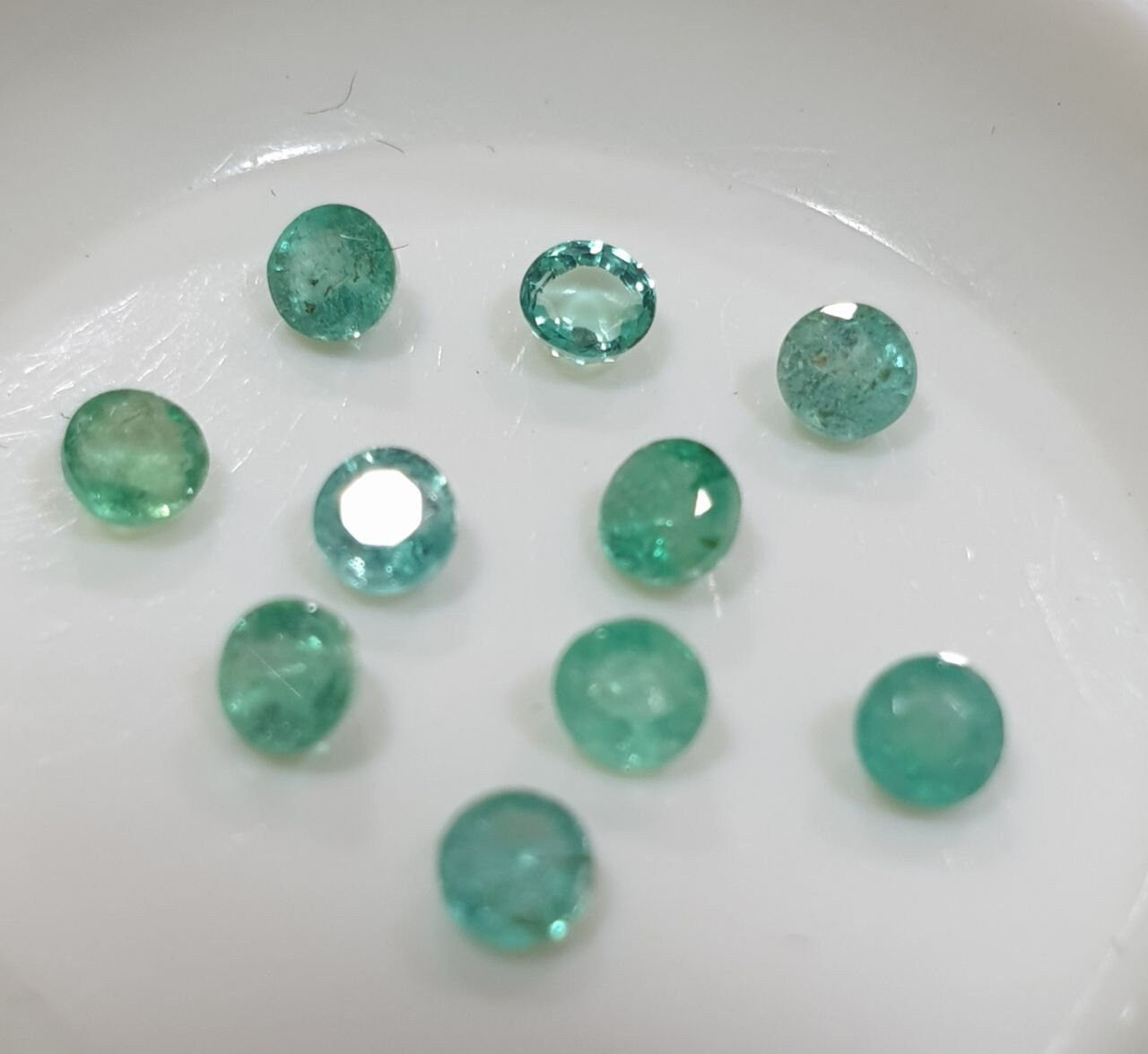 Lote de esmeraldas facetadas redondas de 3 mm (10 piezas) - Paquetes de piedras preciosas - Piedras sueltas al por mayor - Gemas naturales