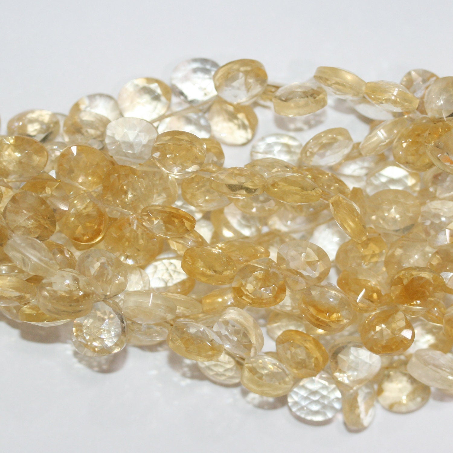 Perles en citrine facettées en forme de goutte, 8-9 mm, 20 cm de long.