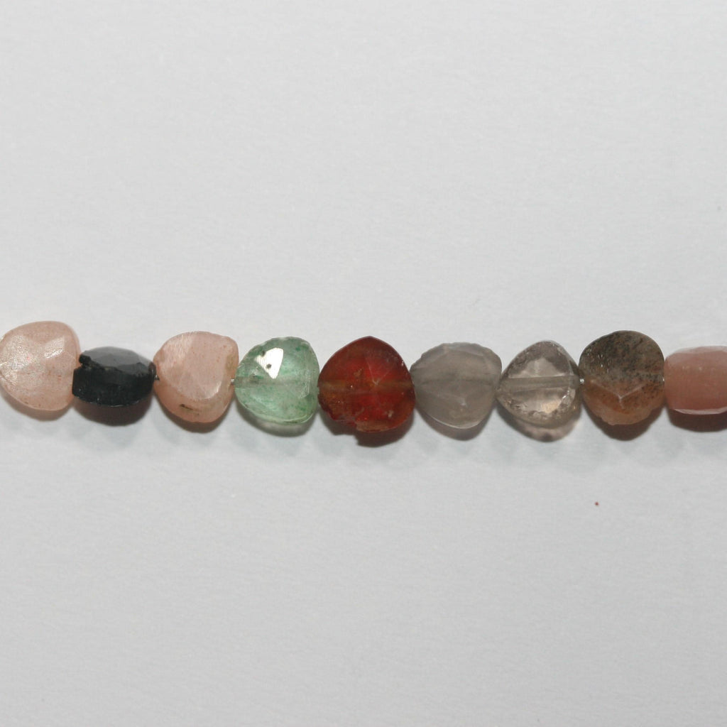 Perles en forme de cœur, serties de pierres multicolores, de 8 à 10 mm environ. Longueur du fil : 20 cm. Réf. 15010