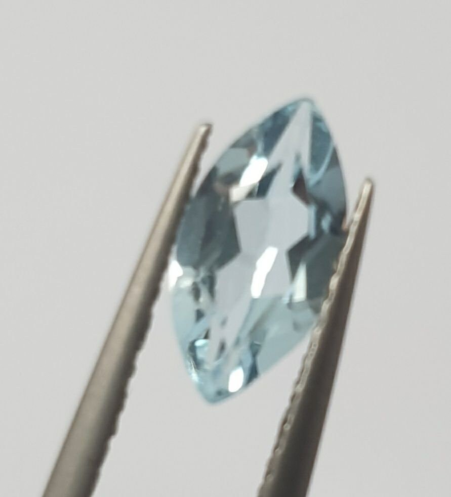 Lot de topazes bleu ciel facettées en forme de marquise 10x5mm.-(4 pièces).