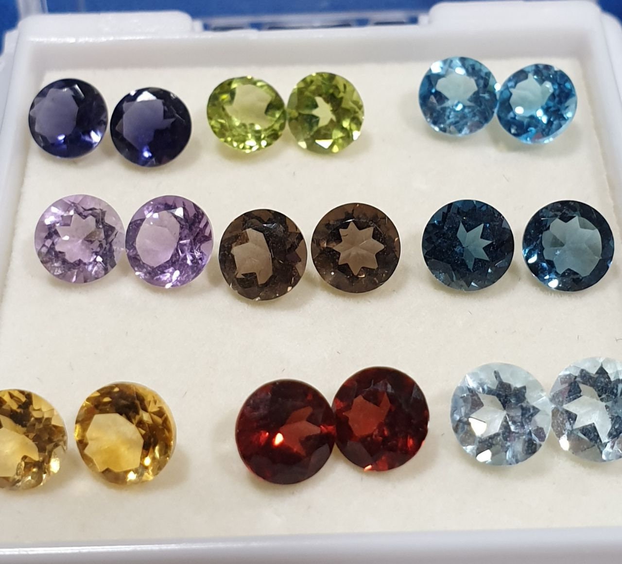 Lote de 9 pares de piedras preciosas mixtas a juego, redondas de 5 mm: iolita, peridoto, topacio suizo, amatista, cuarzo ahumado, topacio Londres, citrino, granate y topacio cielo.