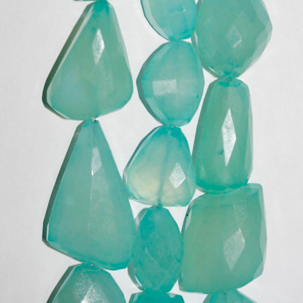 Cuentas irregulares facetadas de calcedonia azul de 8" (20-35 mm). Hilo de 22 cm aprox.