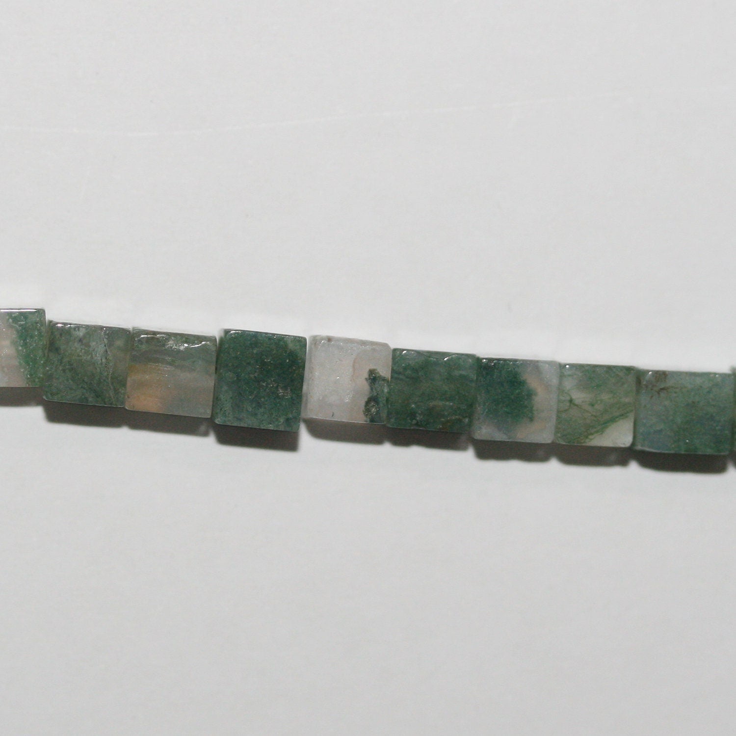 15" Perles cubiques lisses en agate mousse St 4 mm.- Brin 39 cm.