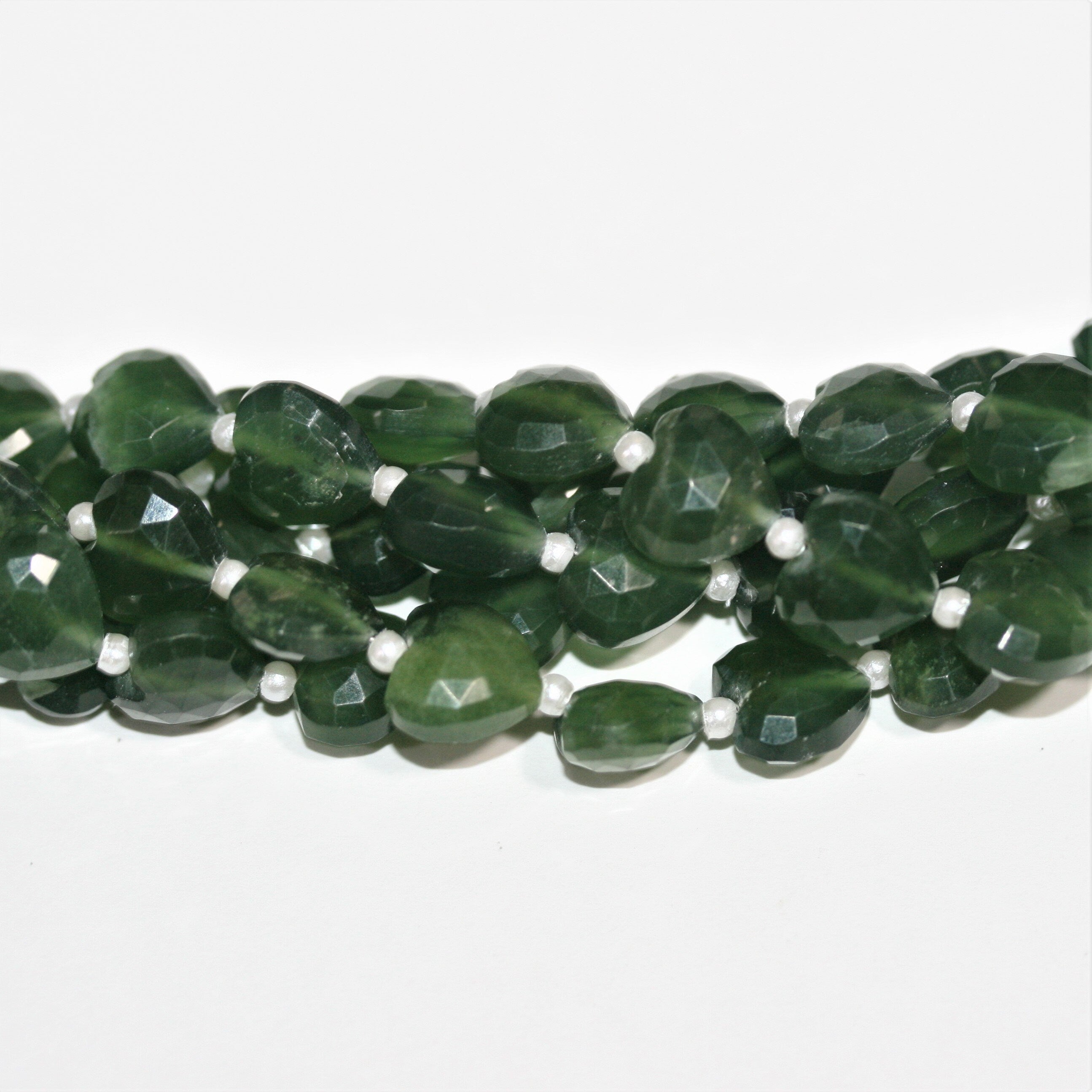 Cuentas de corazón facetadas de serpentina de Santa 7" 8x10 mm. - Hilo 17 cm.