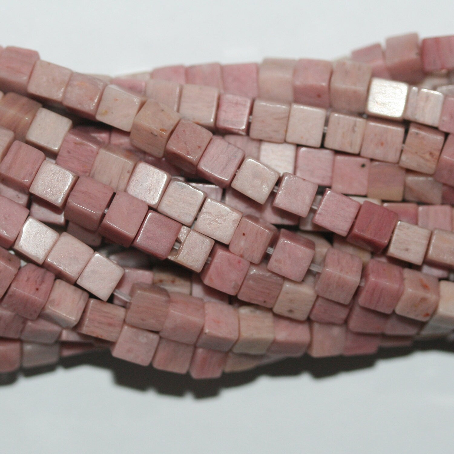 Perles cubiques lisses en rhodonite St de 15 pouces, 4 mm, brin de 39 cm.