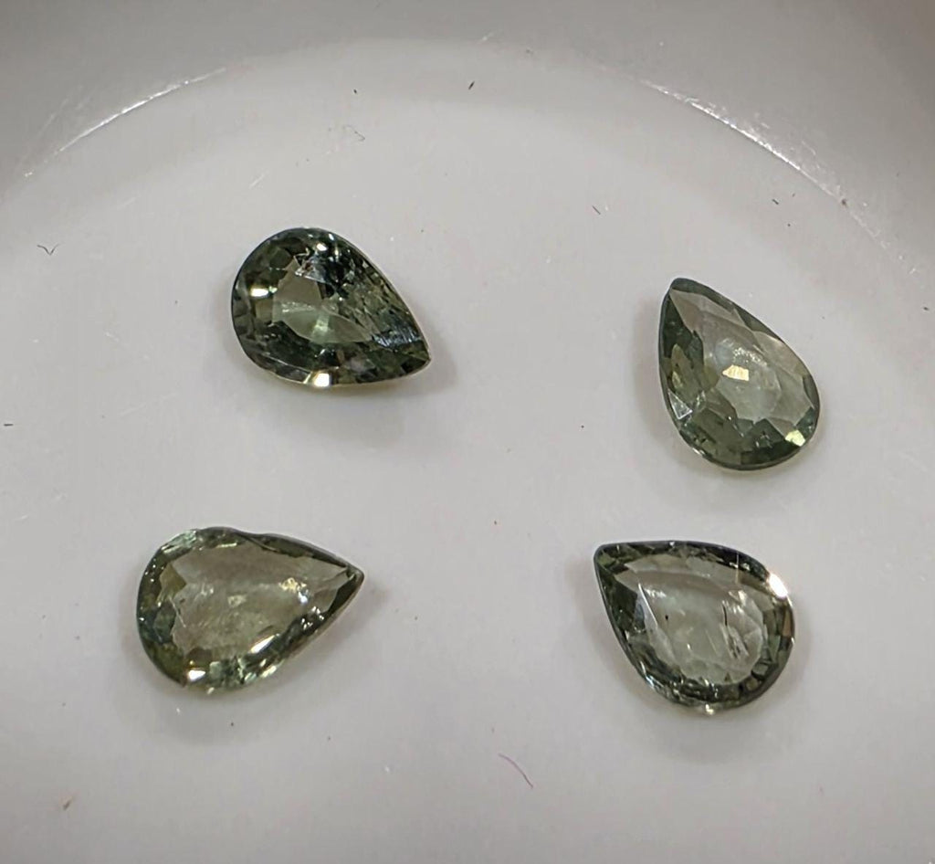 Lote de 4 piezas de zafiro verde natural en forma de pera para joyería - Piedras talladas al por mayor