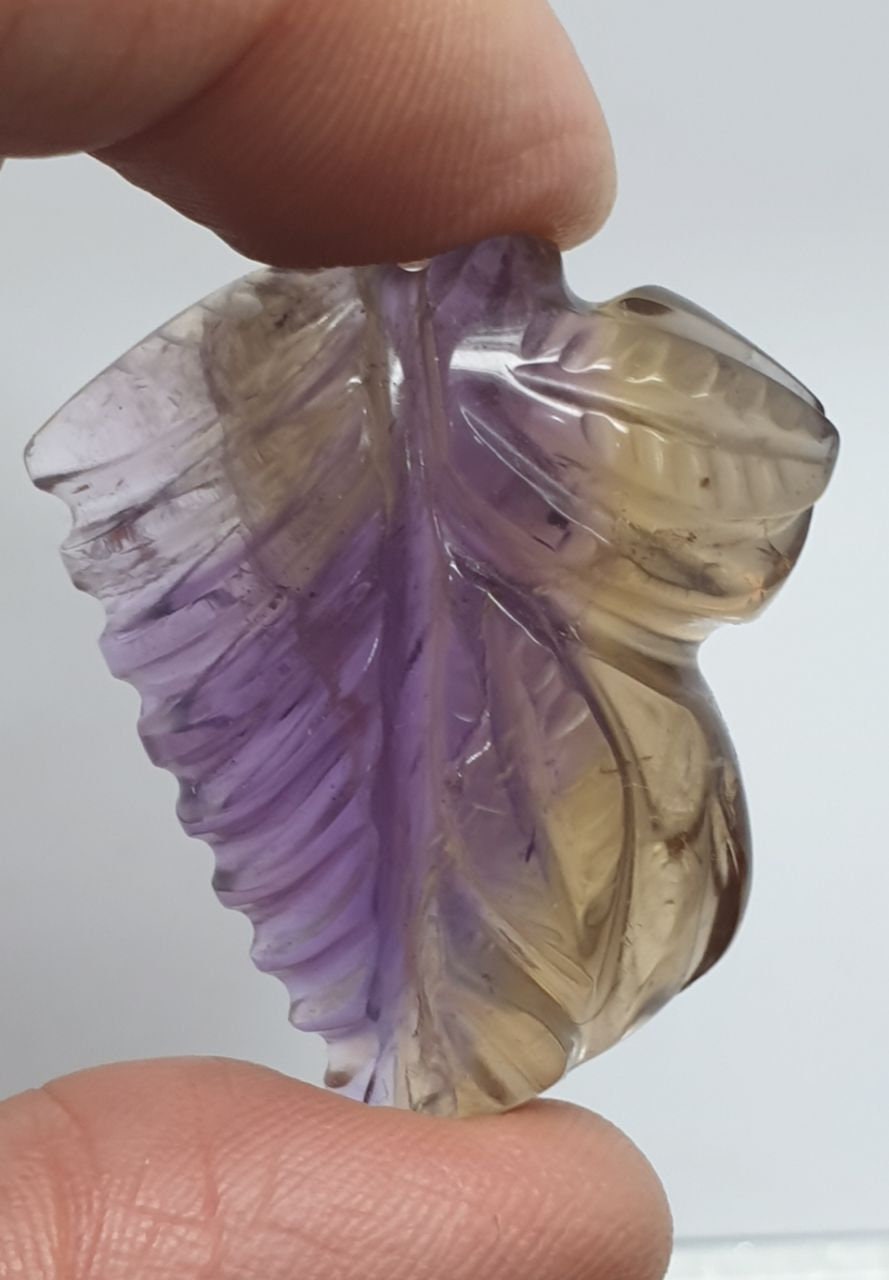 Ametrino grande de 92,5 cts. Piedra preciosa tallada en forma de hoja con parte trasera plana de 37 x 30,77 x 13 mm. Pieza única.