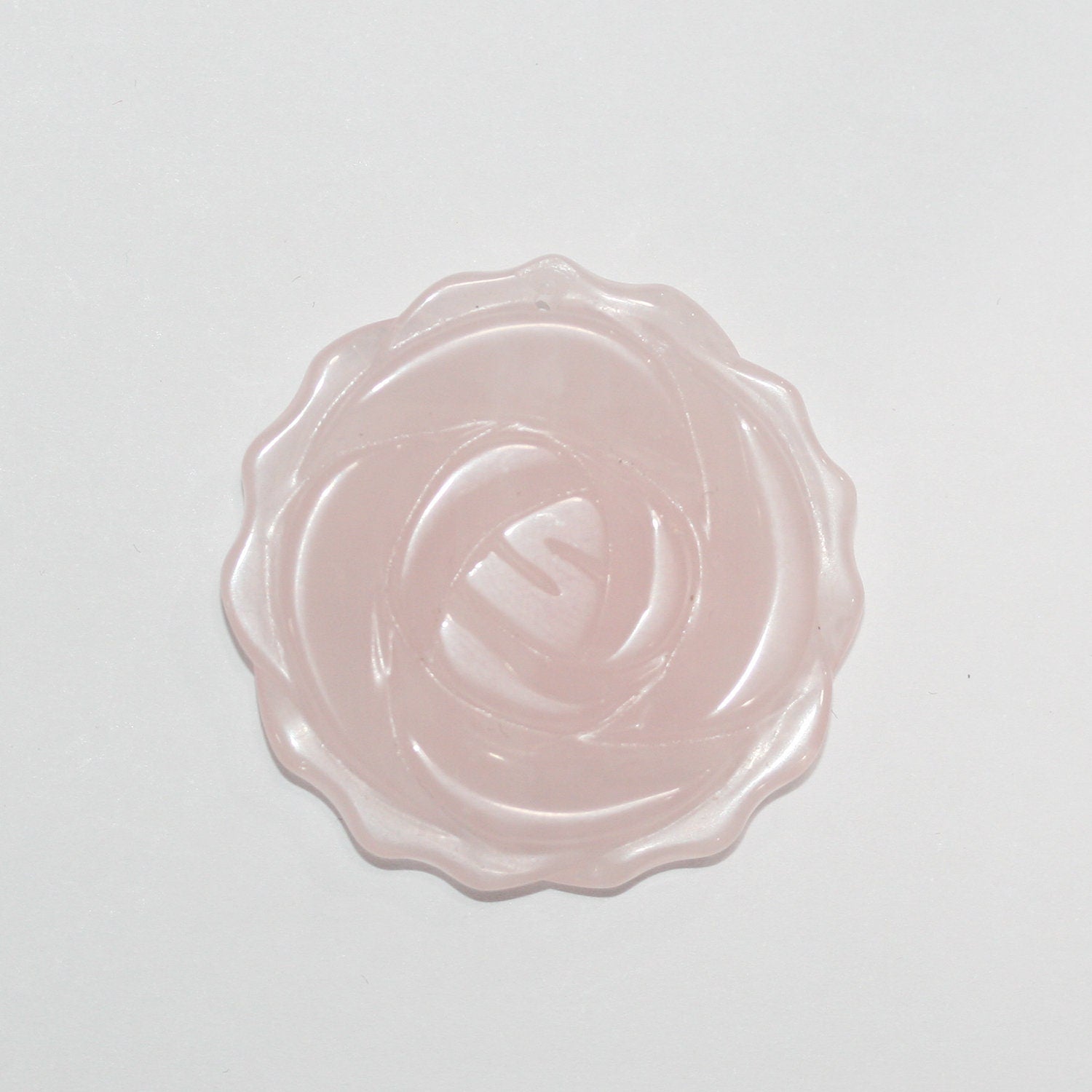 Pendentif fleur sculptée en quartz rose 30 mm