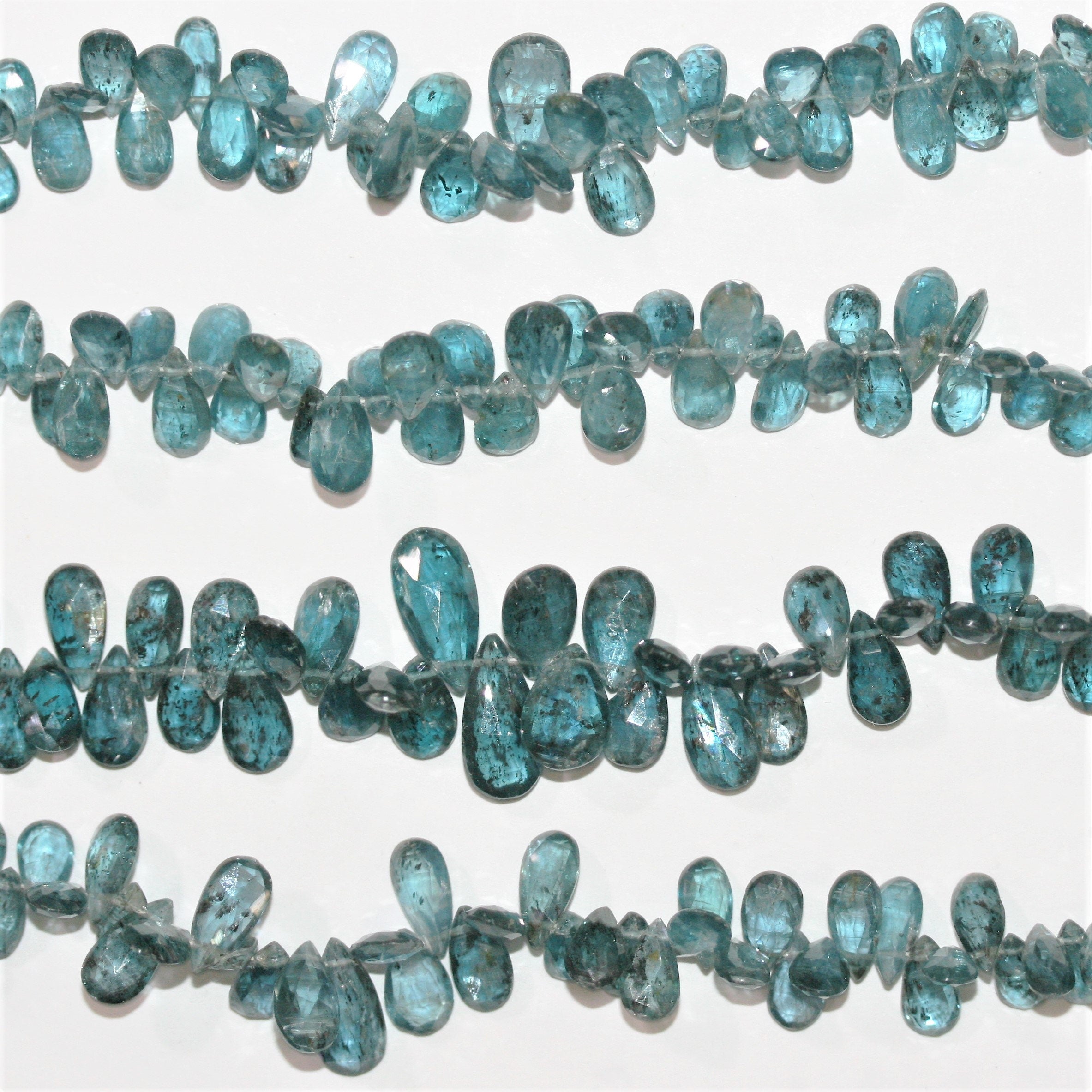 Cuentas de cianita santa facetadas de 7" (8 x 5 mm). Aprox. - Hilo de 19 cm.