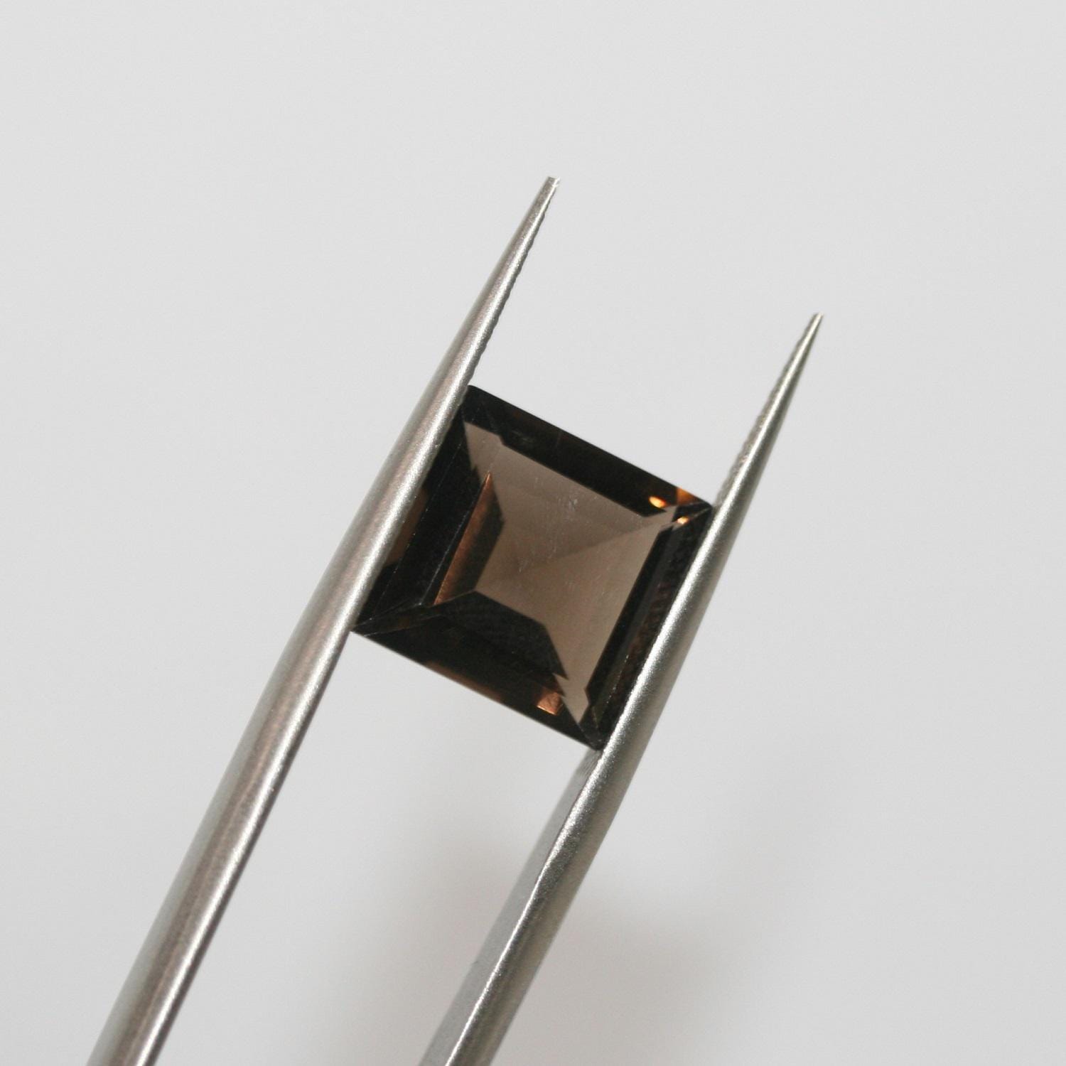 Lot de 4 pierres carrées à facettes en quartz fumé de 11 mm.