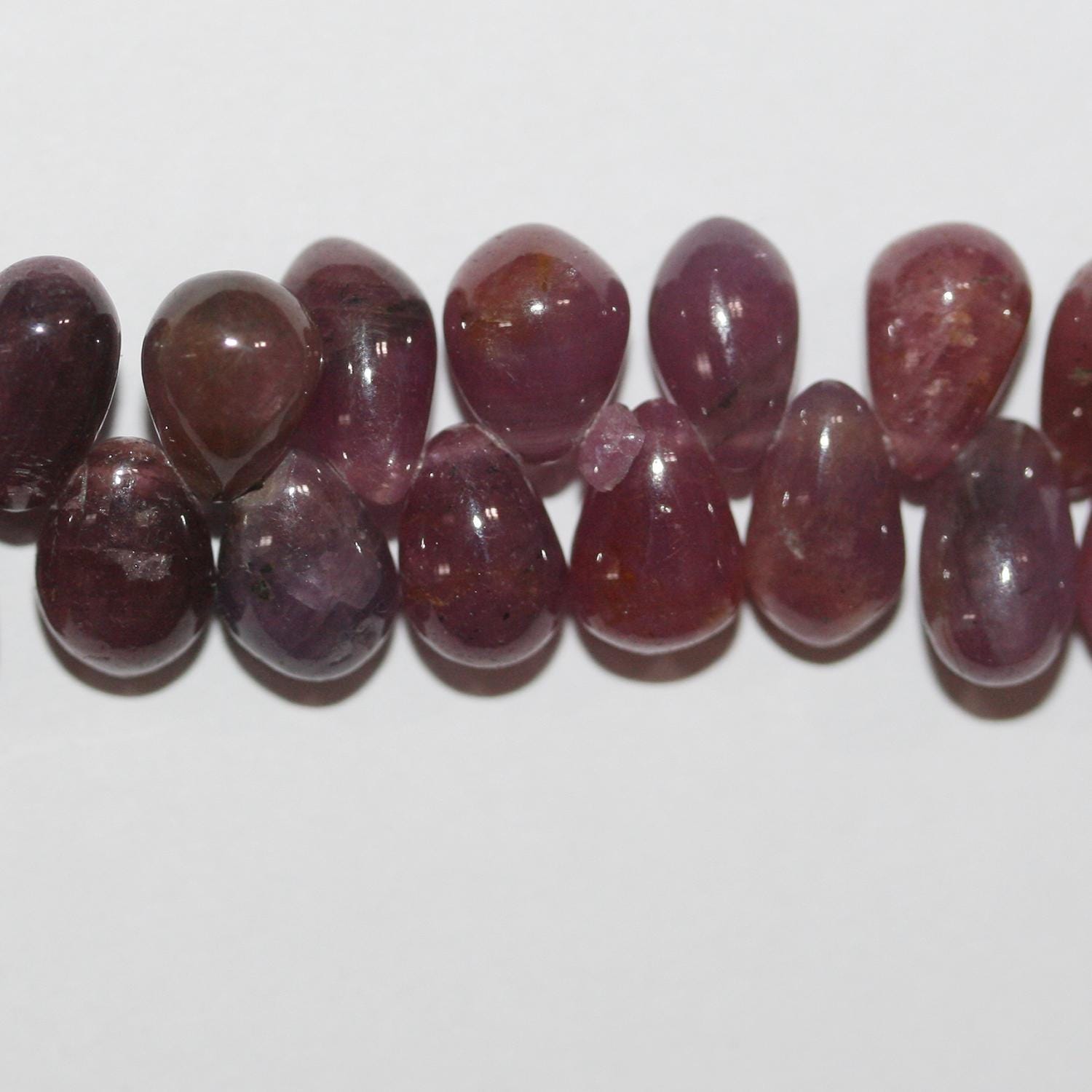 Collier de perles en saphir rose dégradé lisse de 20 cm (8 pouces), dimensions : 9 x 5 à 10 x 7 mm. Longueur approximative : 20 cm.