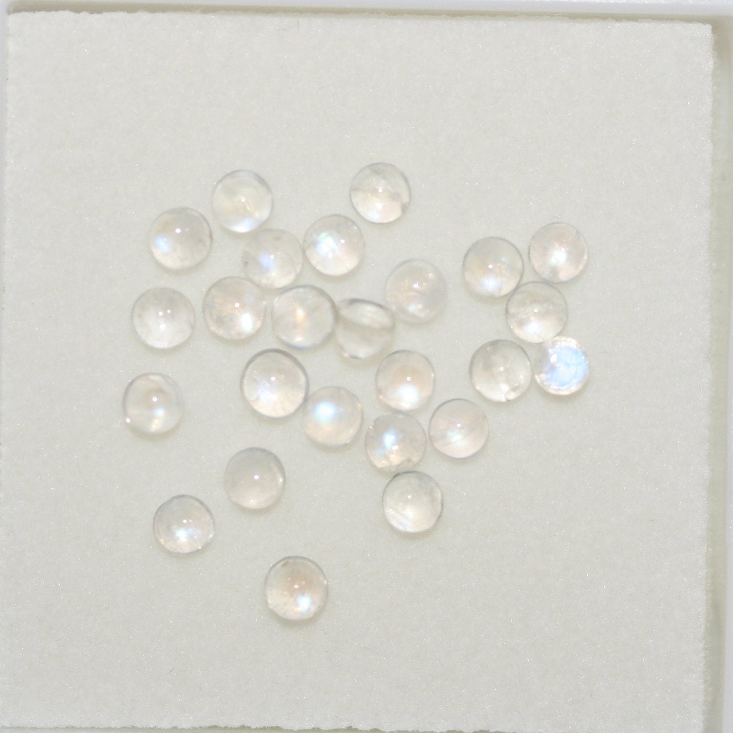 Lote de 25 cabujones redondos de piedra lunar de 3 mm. (25 piezas)