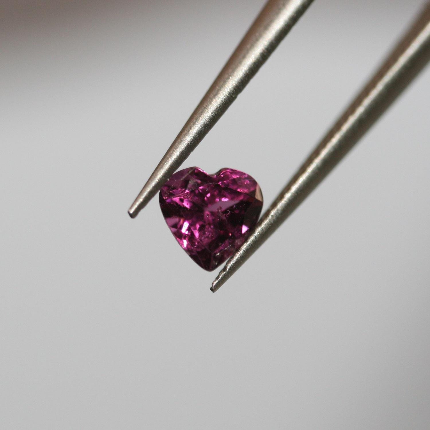 Lot de grenats rhodolites facettés en forme de cœur 5 mm .- (10 pièces) .