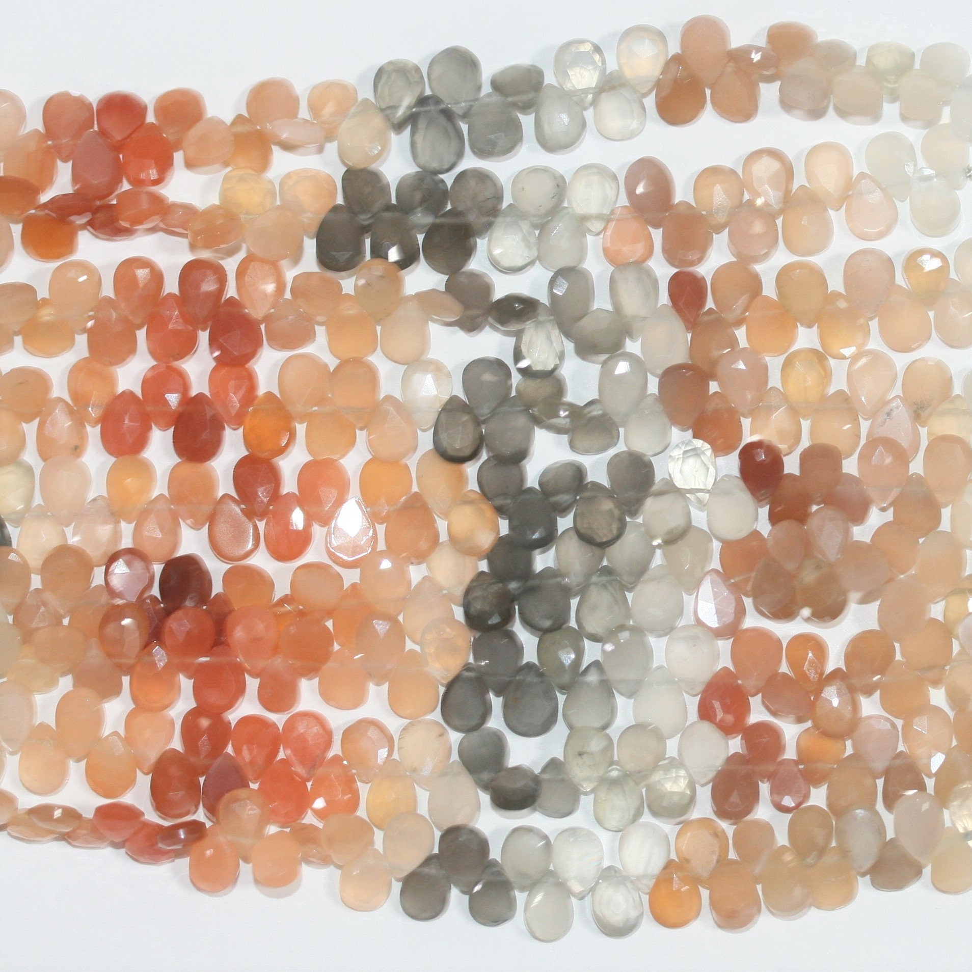 Cuentas de gota facetadas de piedra lunar multicolor de 7" St 7x5 mm - Hilo de 18 cm.