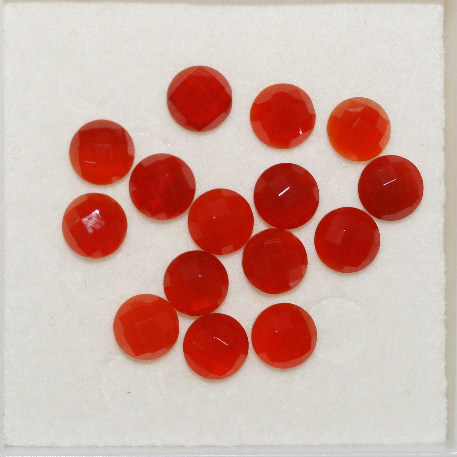 Lot de 15 cabochons ronds à facettes en cornaline de 5 mm. (15 pièces)