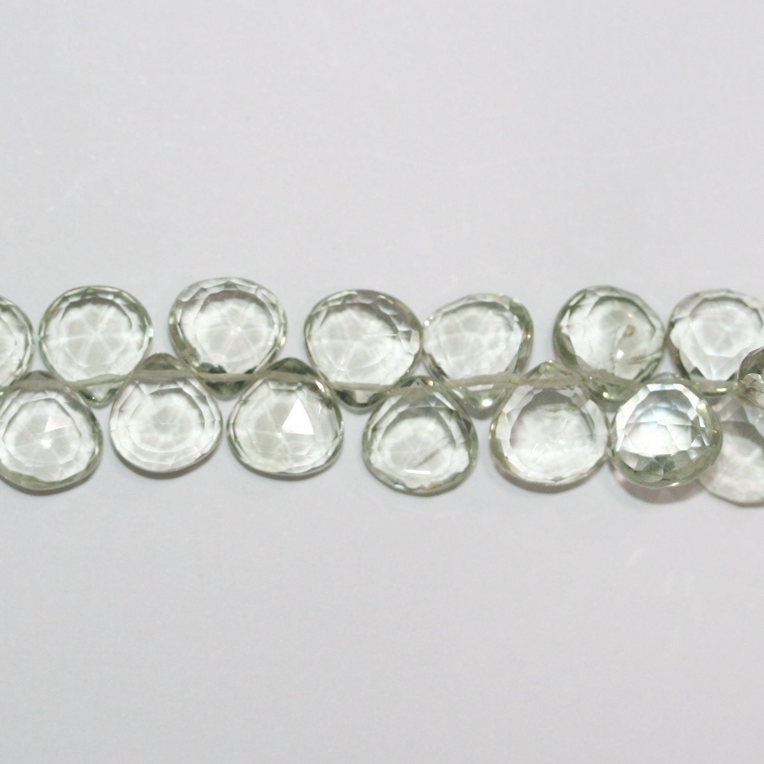 Perles en forme de goutte à facettes en prasiolite de 8 pouces (environ 9 mm). Longueur du brin : 20 cm environ.