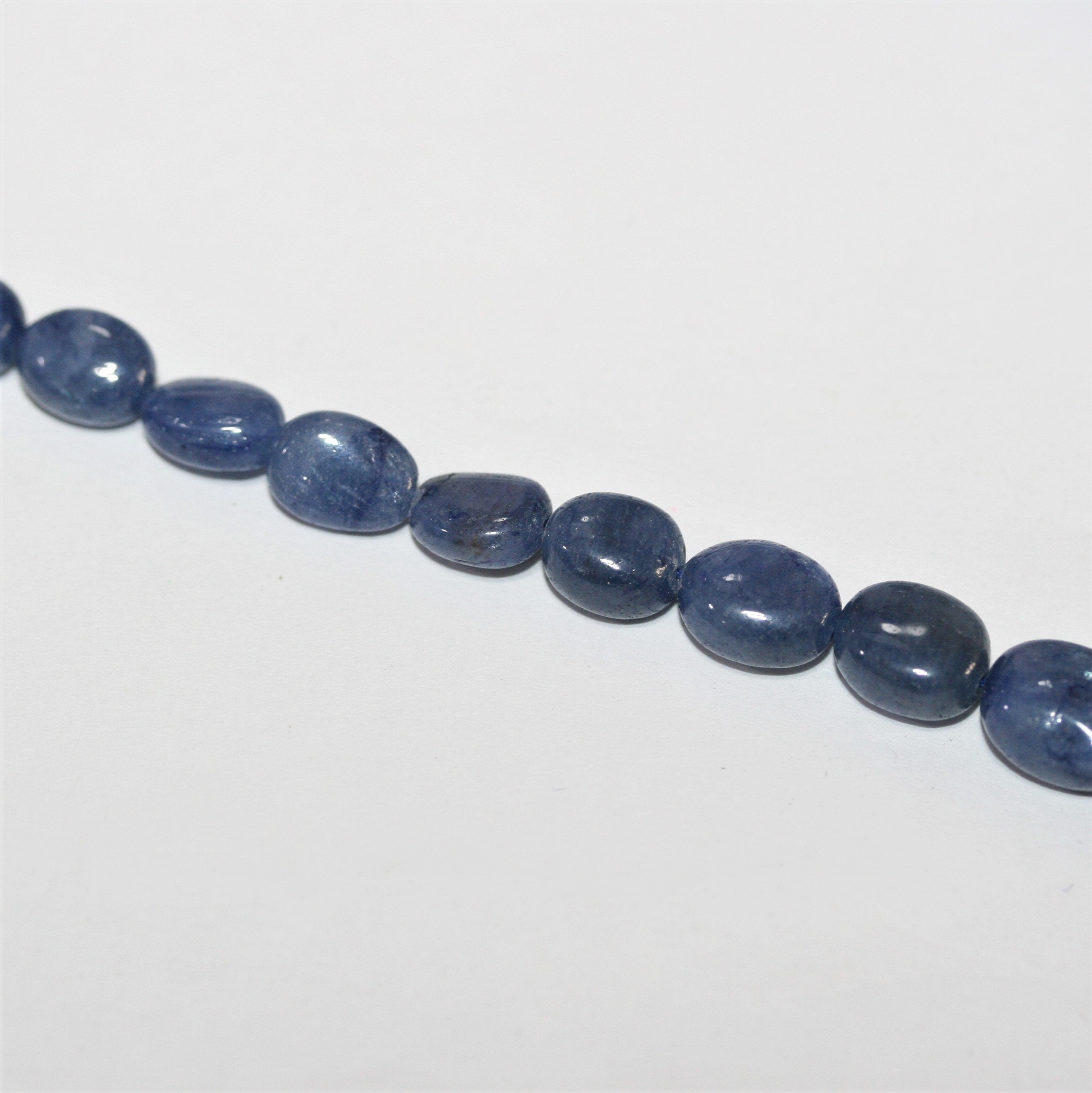 Collar de zafiro azul ovalado liso y graduado (5 x 4-11 x 8 mm, aprox.)