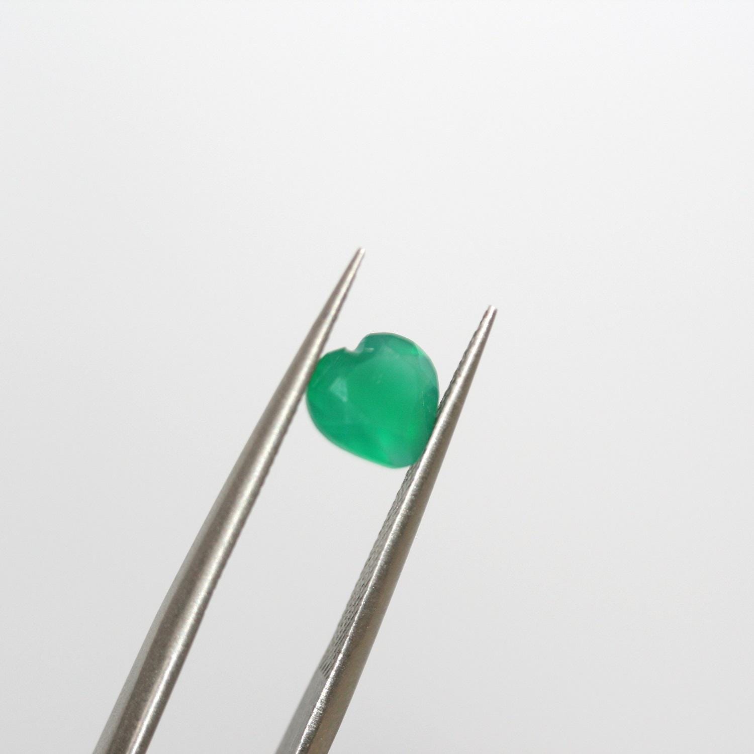 Lot de 15 pierres précieuses en onix vert facettées en forme de cœur, 7 mm. - Pierres précieuses de qualité supérieure, vente en gros.