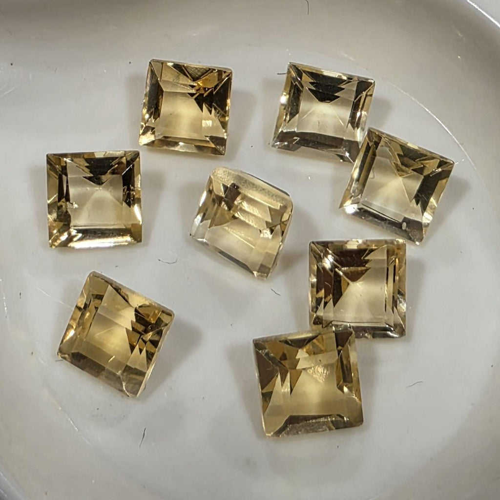 Lote de 8 citrinos facetados cuadrados de 5 mm. Piedras preciosas naturales.