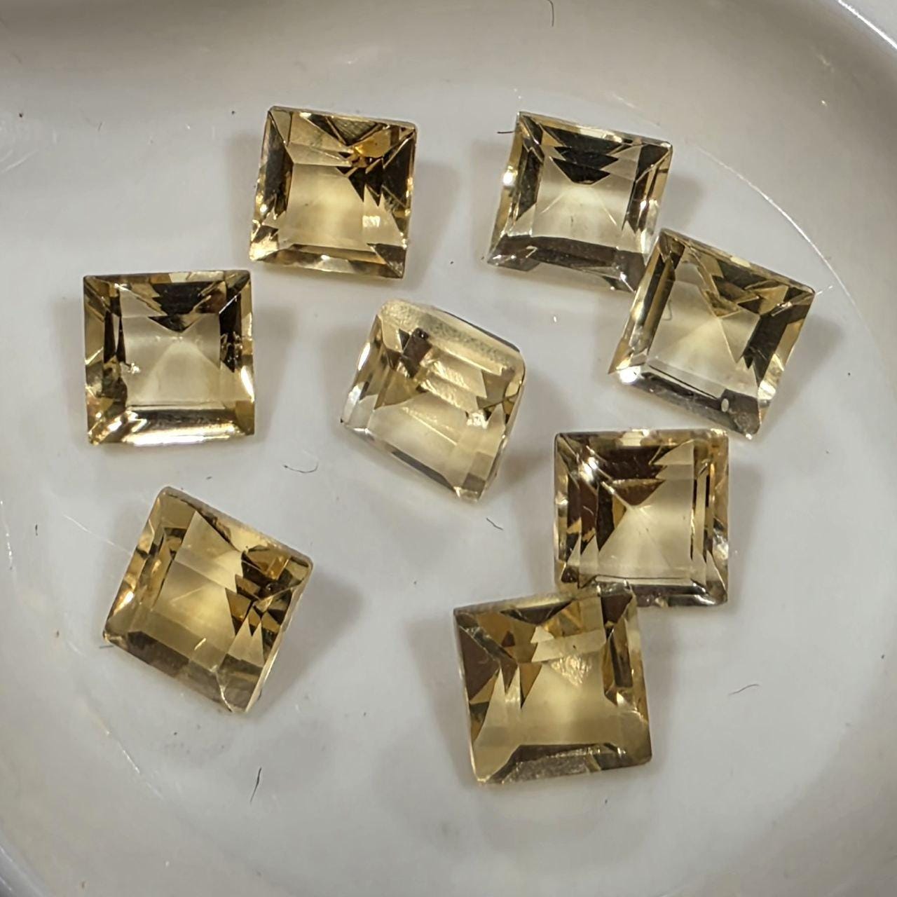 Lote de 8 citrinos facetados cuadrados de 5 mm. Piedras preciosas naturales.