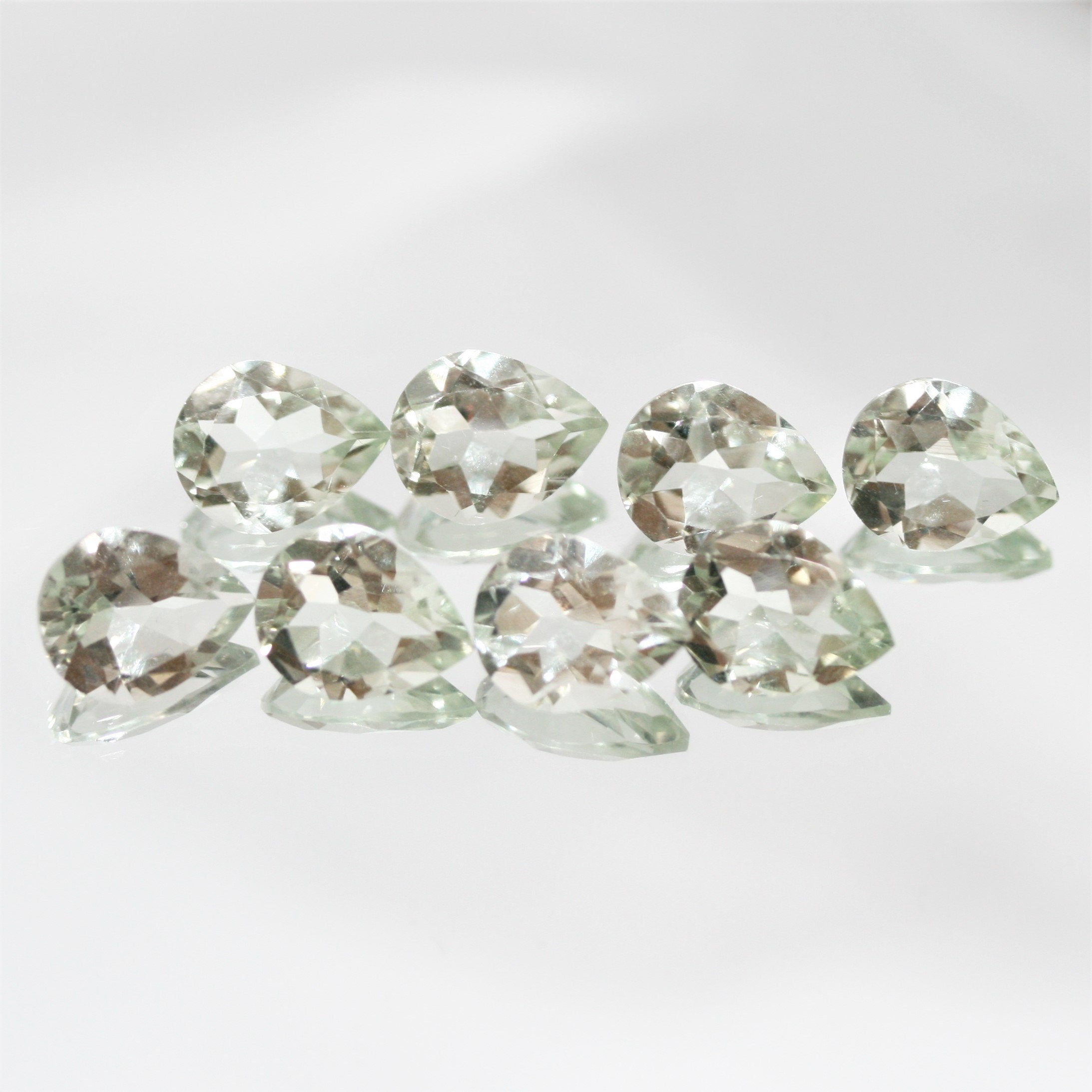 Lot de 8 gouttes de prasiolite à facettes, 10 x 8 mm.